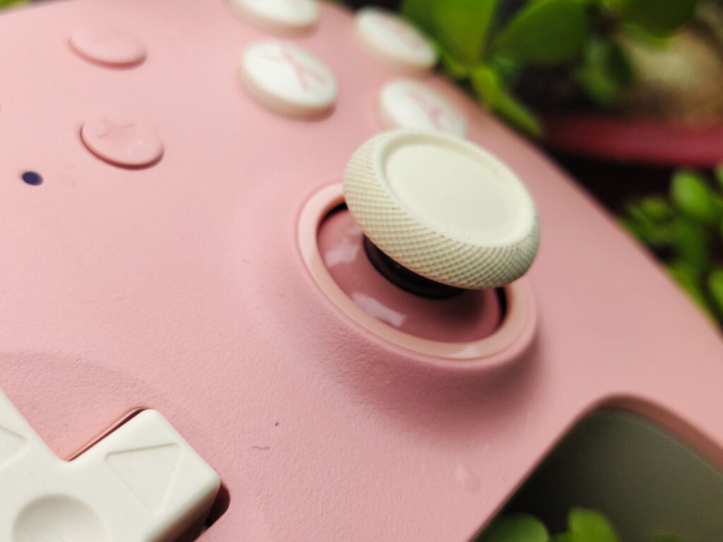8bitdo Ultimate 2C thumbsticks up close