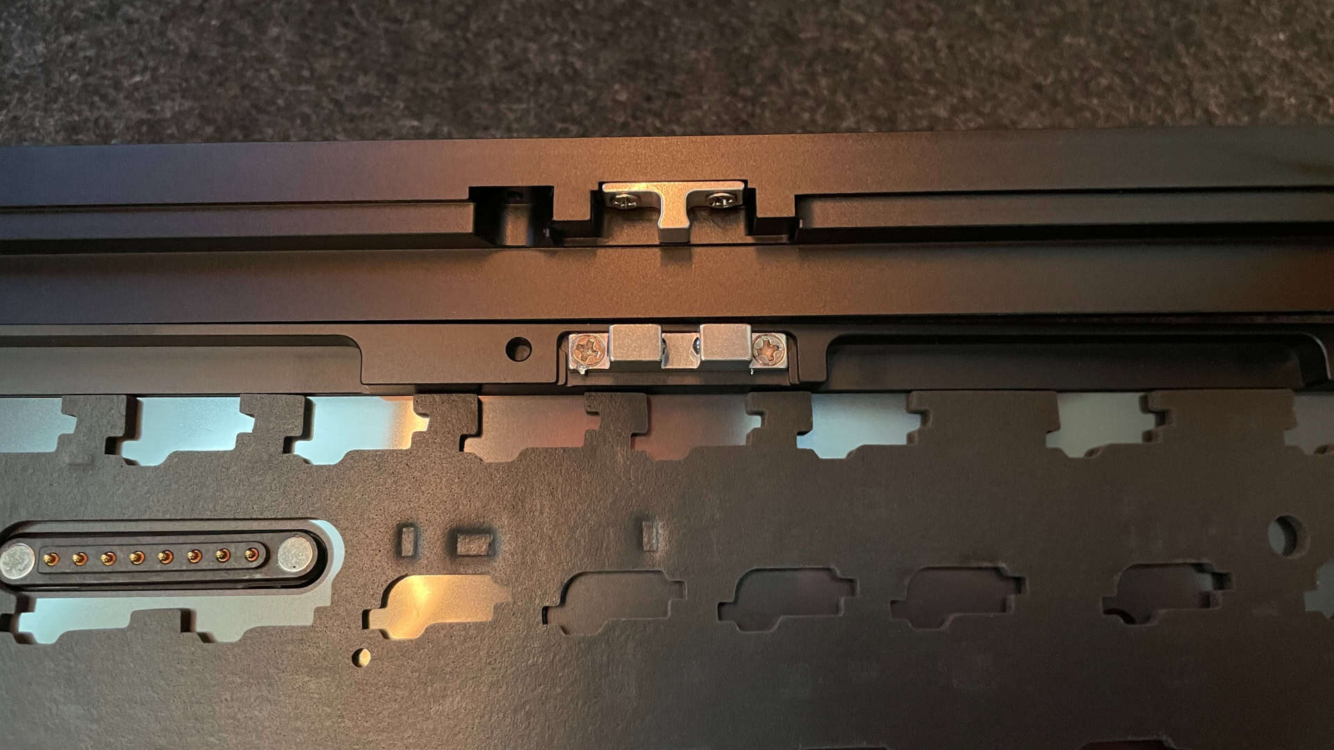 Close-up of the Weikav NUT65 mechanical keyboard’s ball catch quick-release system.