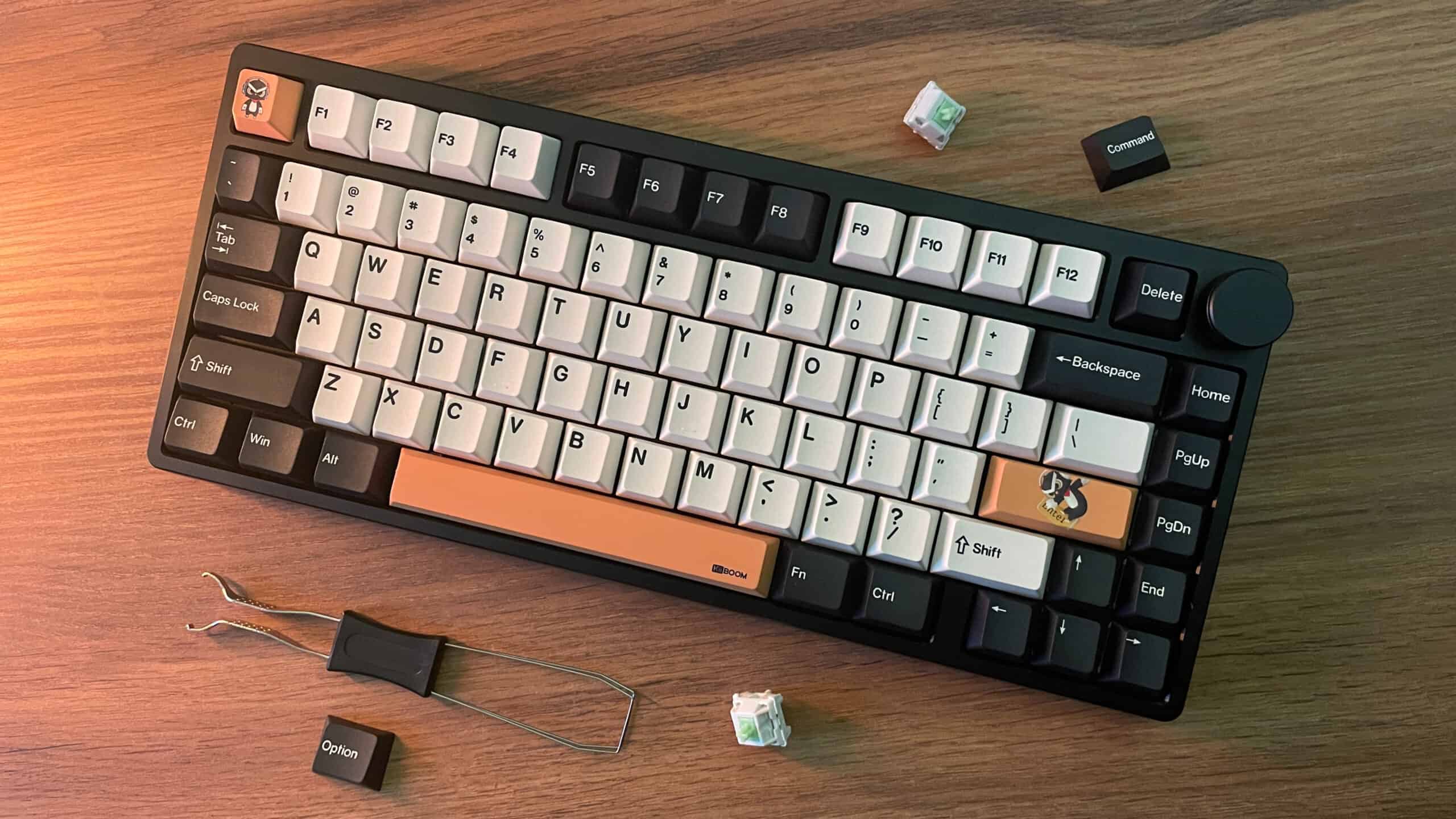 KiiBOOM Moonshadow V2 keyboard alongside included accessories