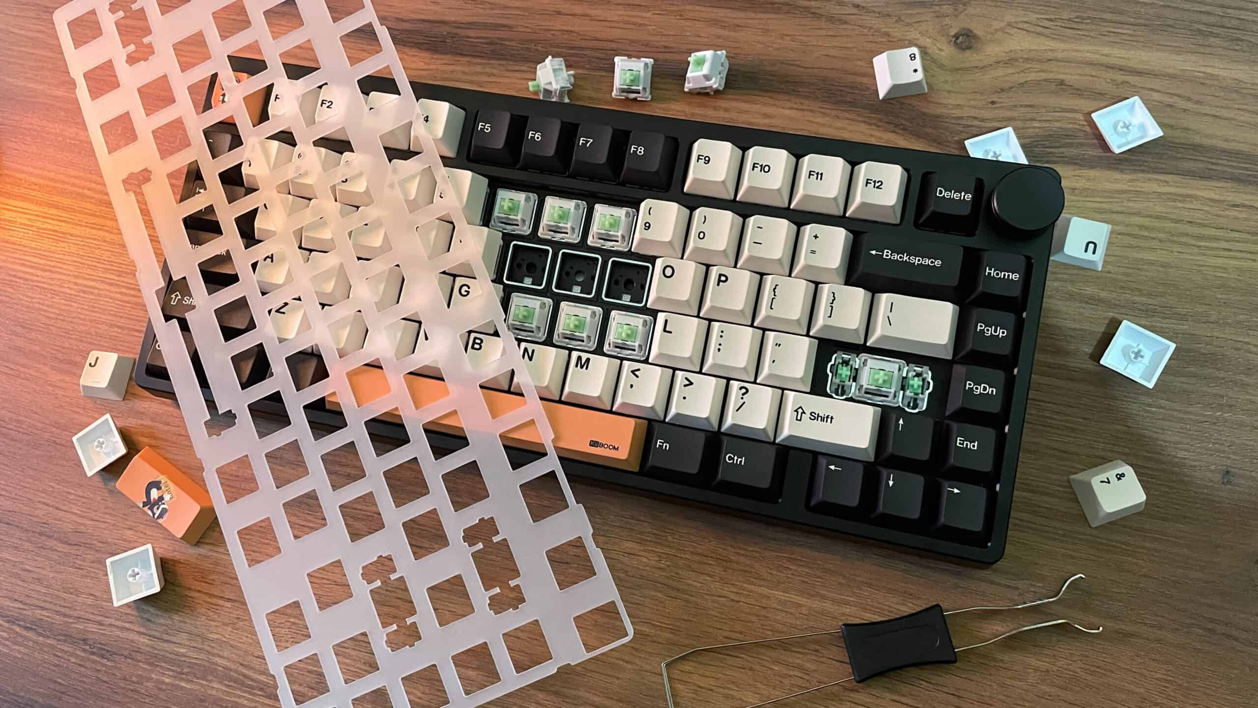 Silver-plated FR4 positioning plate visible on KiiBOOM Moonshadow V2