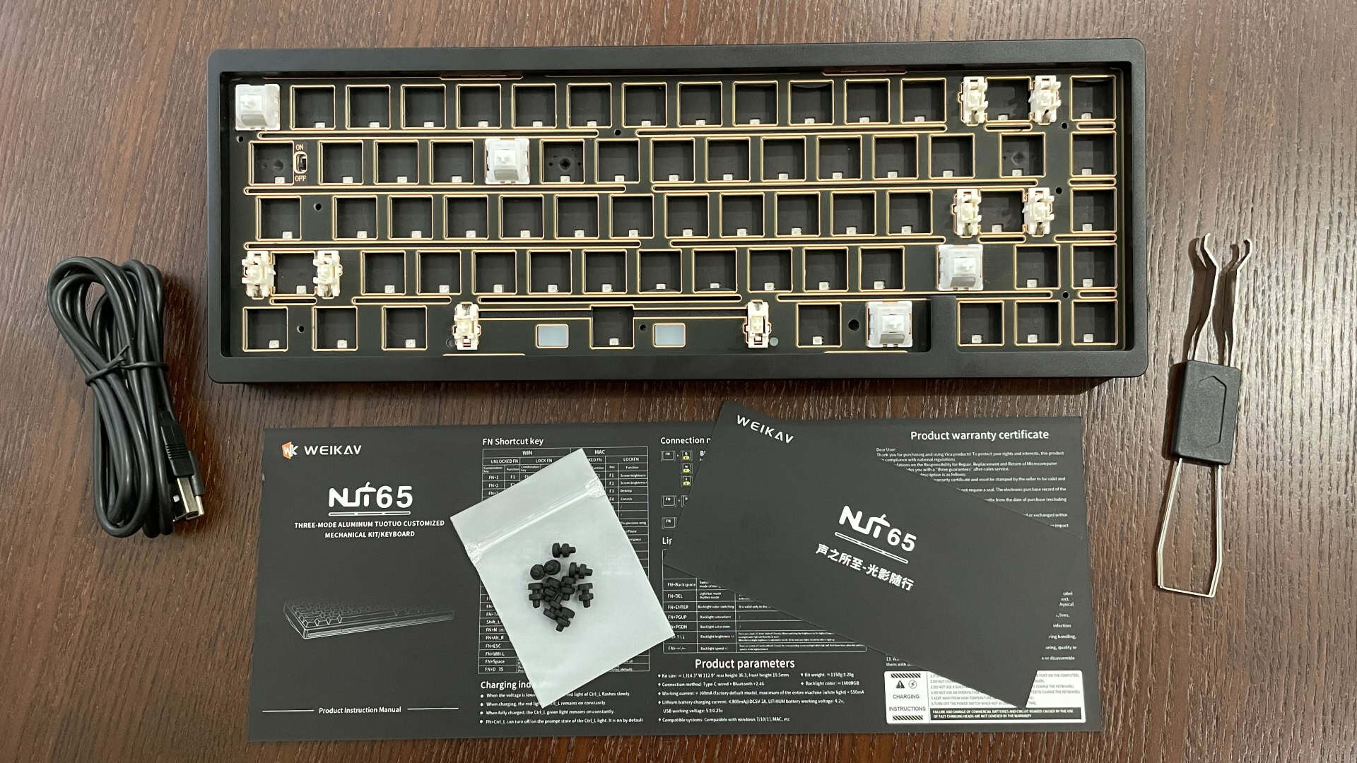 The mechanical keyboard and all included accessories from the box.