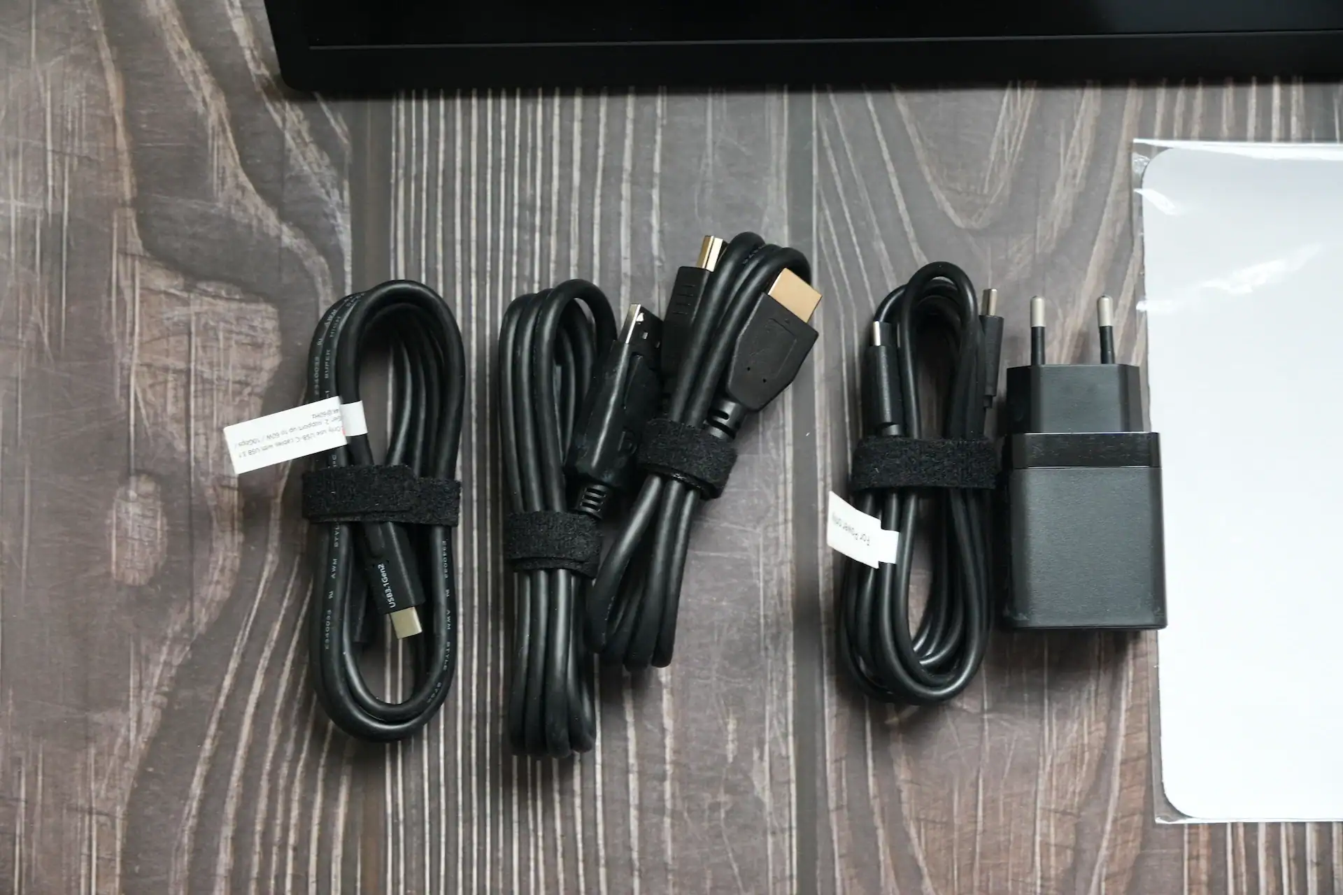 UPerfect UMax 27 Switches cable connections — USB-C, HDMI and DisplayPort