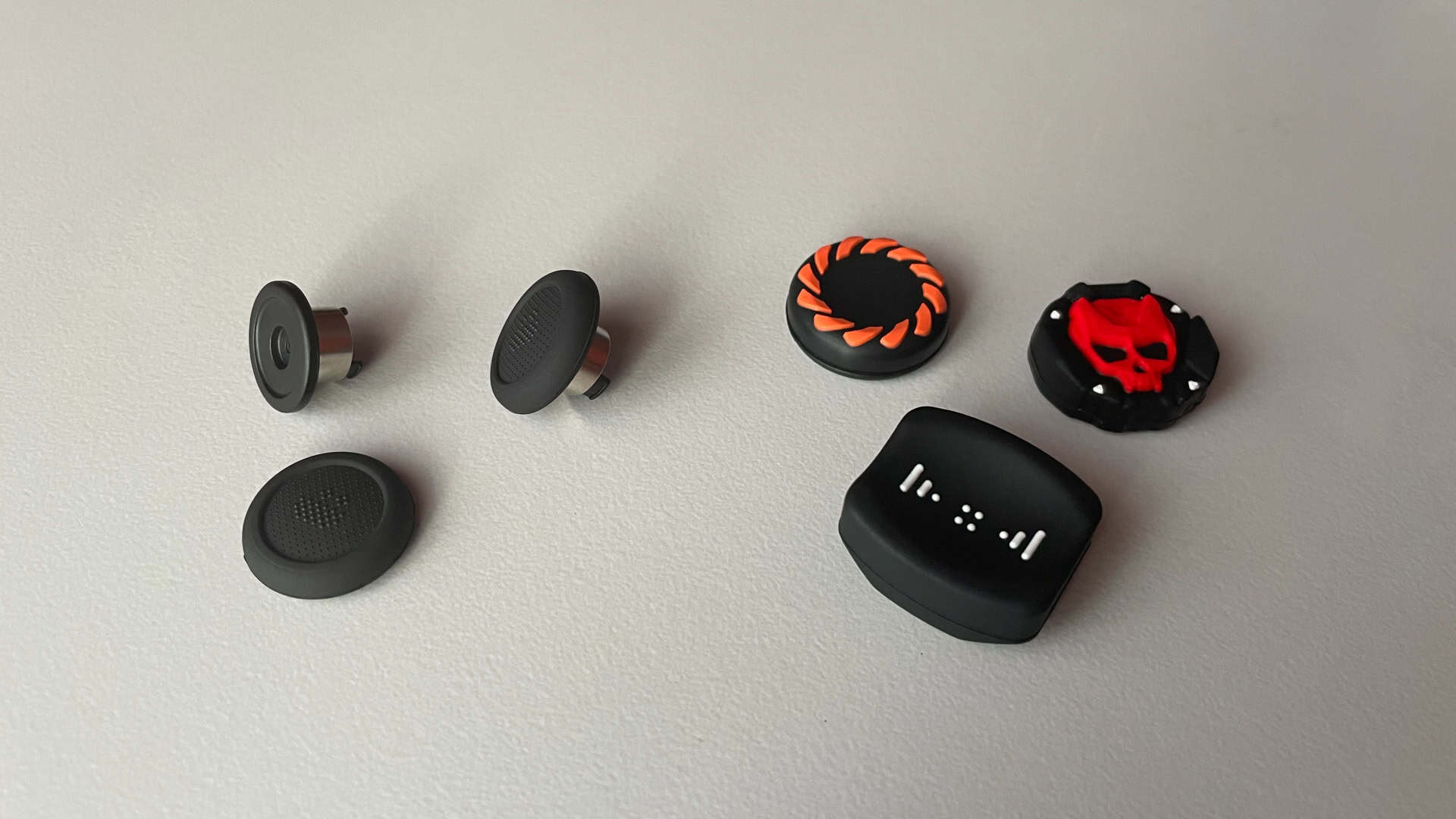 Close-up view of the Leadjoy Xeno Plus thumbsticks with the rubber grips removed.