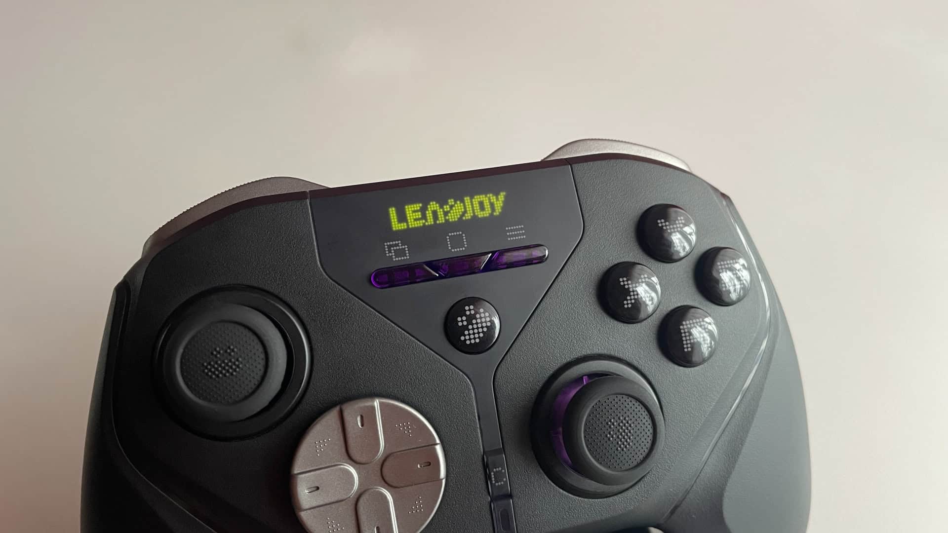 A yellow LED logo light indicates that onboard profile number 2 is active, while a green LED logo light indicates that the controller is in X-input connection mode