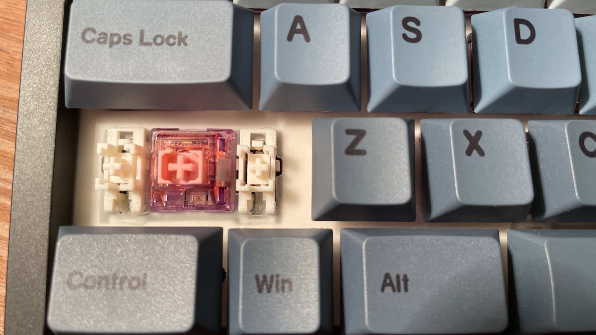 Close-up view of lubricated stabilizers on the Epomaker Split65 mechanical keyboard.