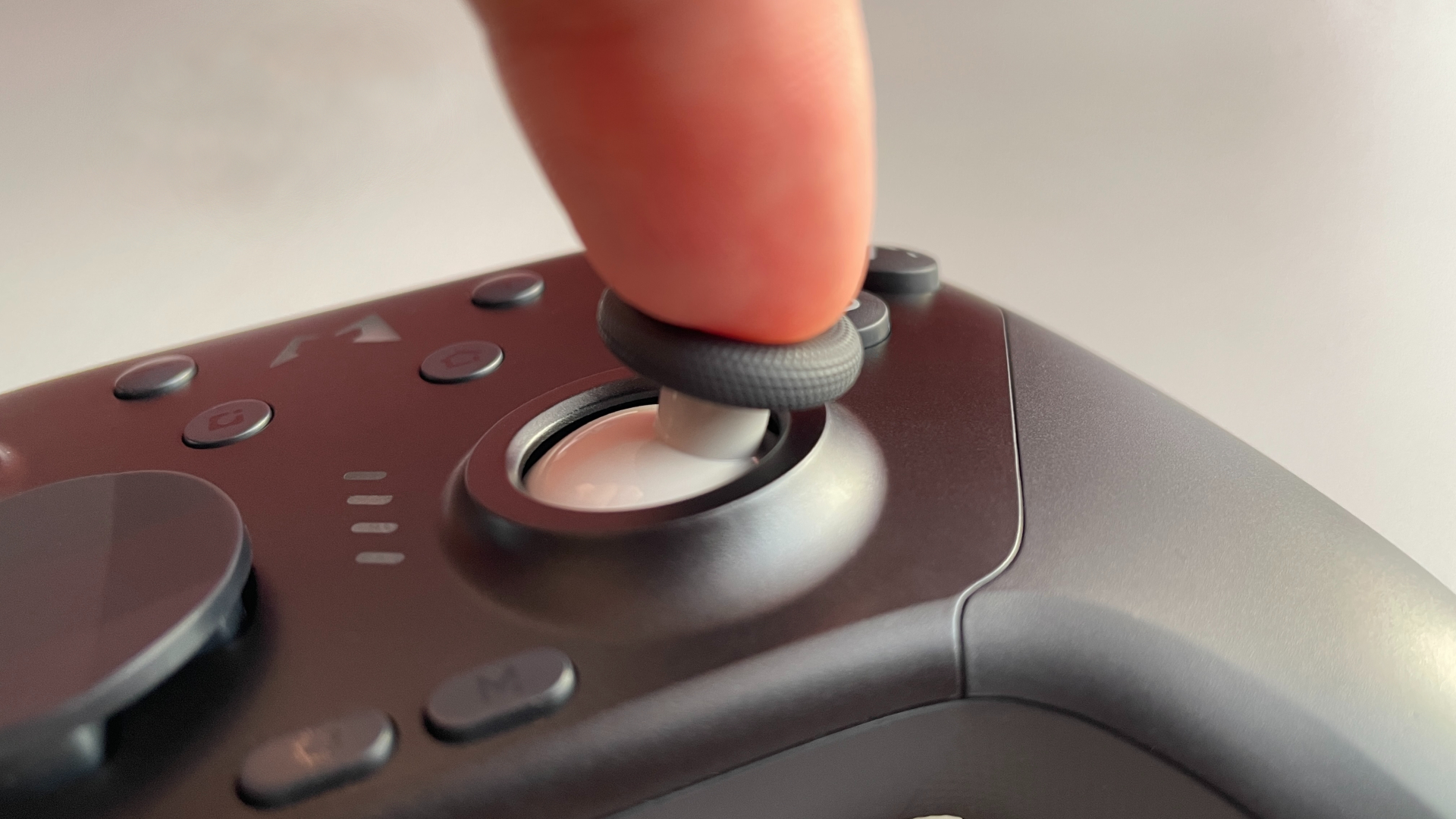 Close-up photo of the Mobapad Chitu 2 HD Silent Edition analog stick showing that the stick shaft does not touch the outer restriction ring during movement.