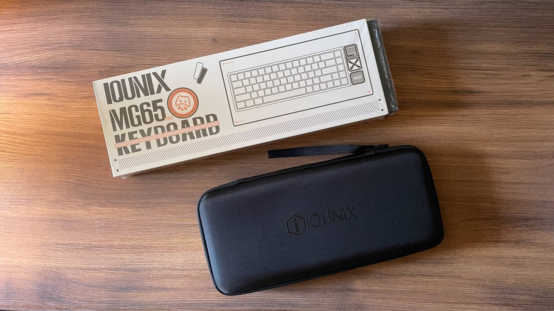 Two possible packaging options for IQUNIX Magi65: a standard cardboard box and a hard-shell carrying case.