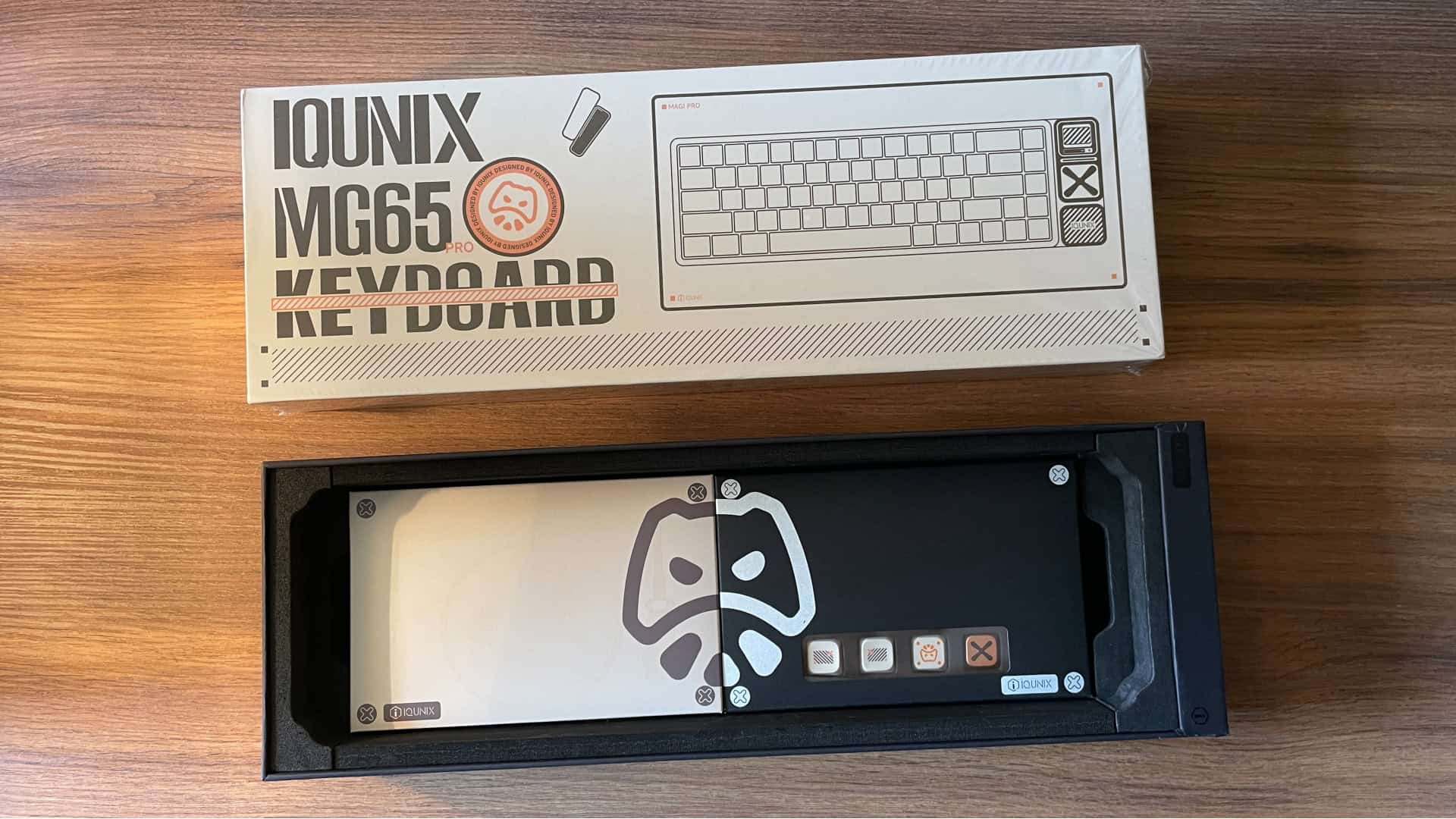 A photo showing the cardboard box in which the IQUNIX Magi65 can be shipped.