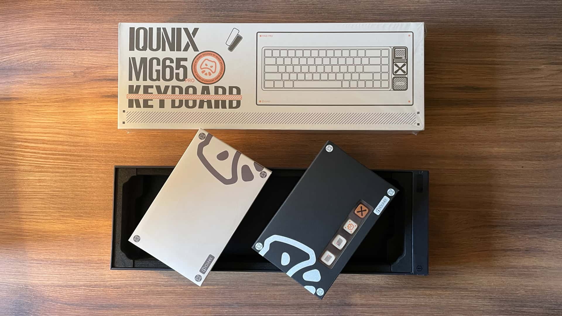A photo showing the cardboard box in which the IQUNIX Magi65 can be shipped.