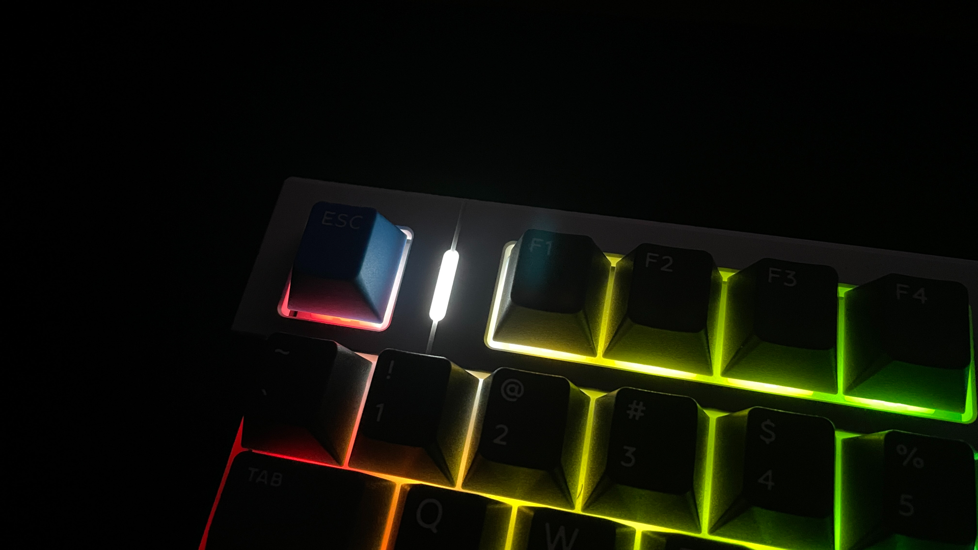 IQUNIX EZ75 Review – Gaming Performance Without Compromise 15 lose-up of the dedicated Caps Lock LED indicator illuminated next to the Esc key on the IQUNIX EZ75.