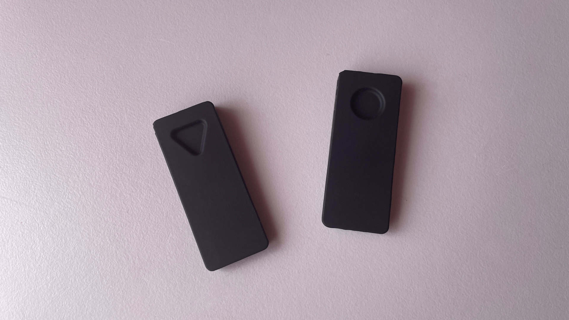 The keyboard side of the magnetic feet for the ATK Yogo 75 Pro, showing the surface that attaches to the keyboard.