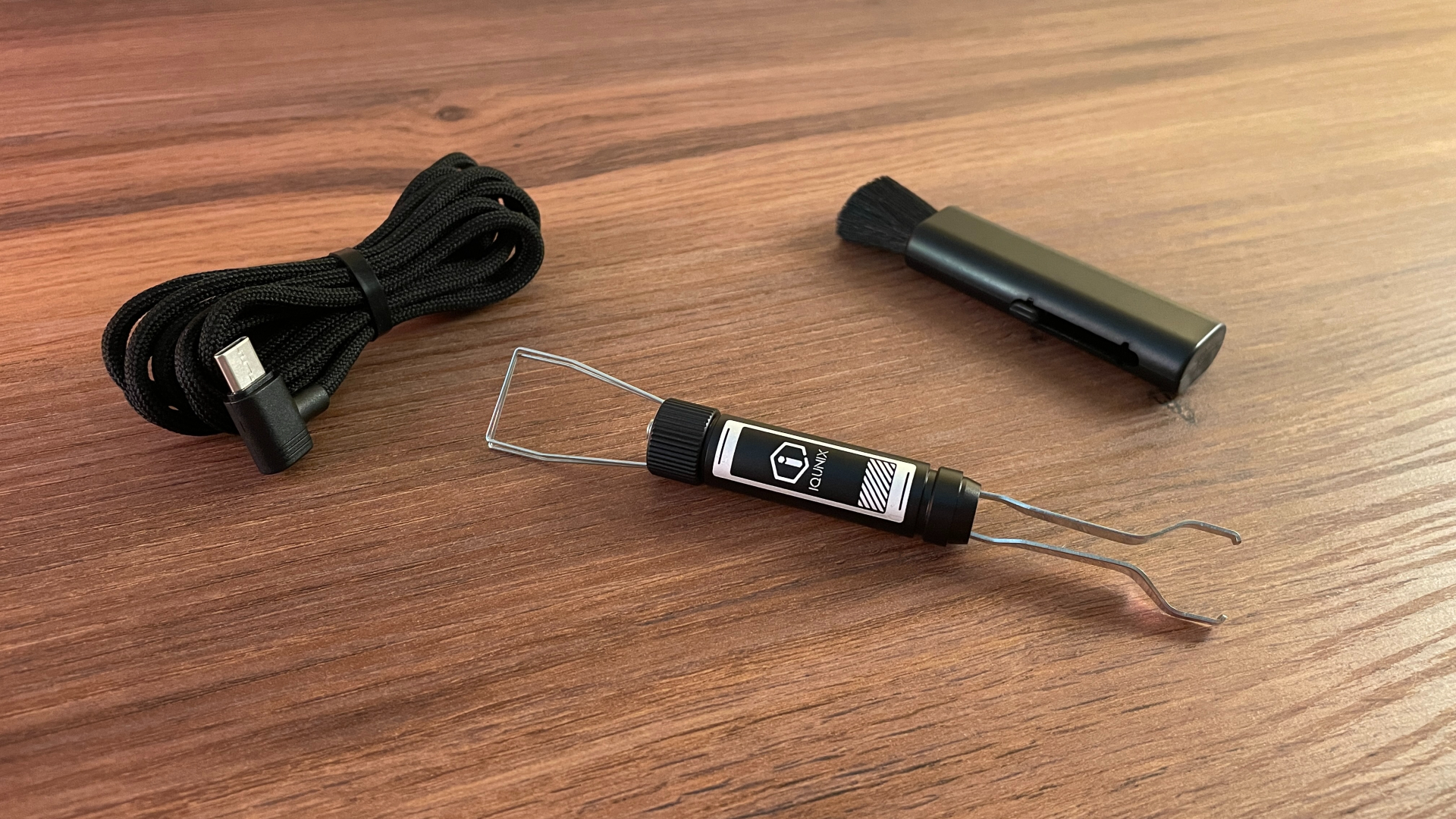 IQUNIX EZ75 Review – Gaming Performance Without Compromise 7 Included IQUNIX EZ75 accessories, including a braided USB cable, keycap and switch puller, and a cleaning brush.
