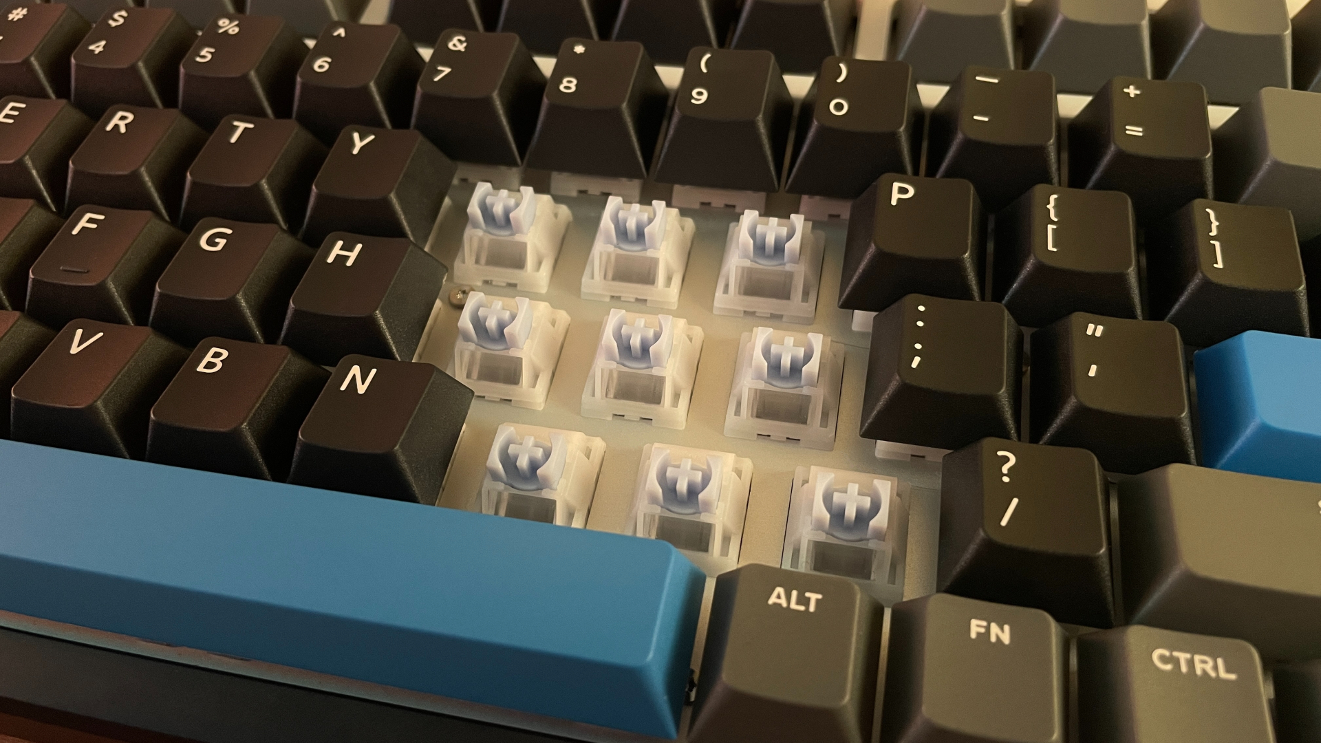 IQUNIX EZ75 Review – Gaming Performance Without Compromise 26 Close-up of the IQUNIX Magnetic X Ultra Hall Effect switch used in the EZ75, showing the transparent housing and light blue stem design.