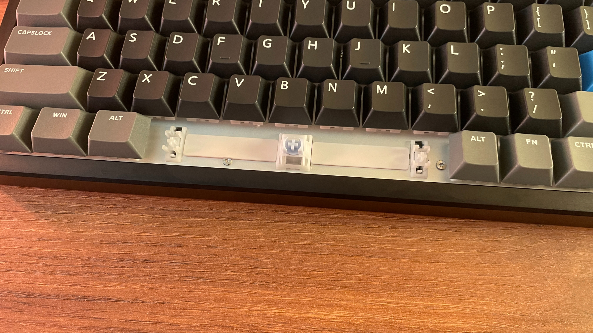 IQUNIX EZ75 Review – Gaming Performance Without Compromise 27 Close-up of the IQUNIX EZ75 with the spacebar removed, revealing the additional dampening pad designed to reduce noise and improve the typing feel.