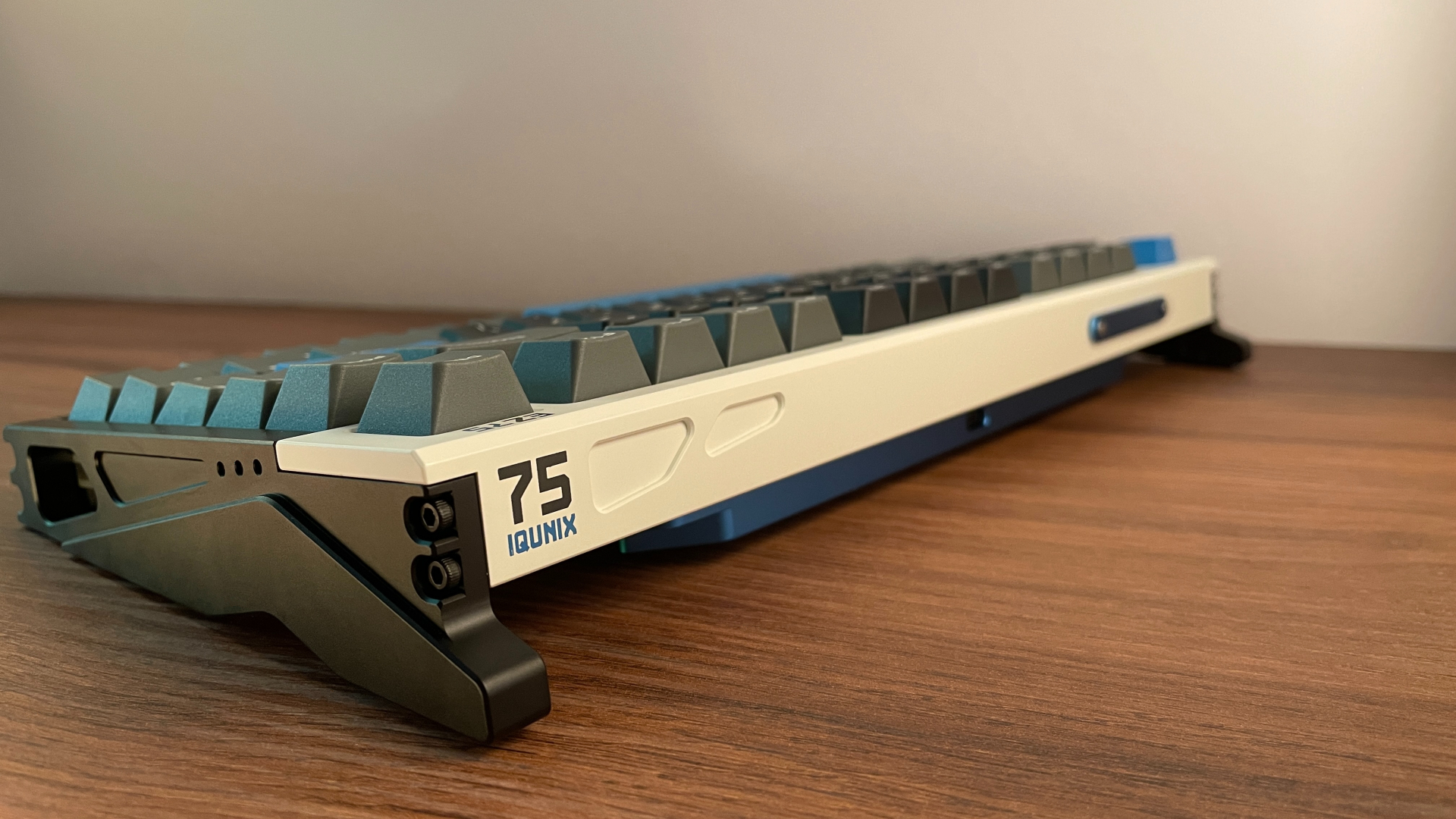 IQUNIX EZ75 Review – Gaming Performance Without Compromise 11 Angled view of the IQUNIX EZ75 showcasing the sculpted side profile, rear design, and CNC-machined aluminum case.