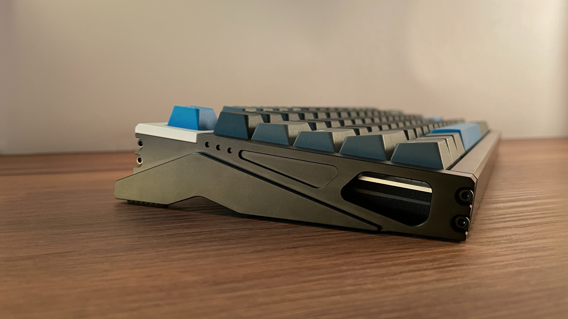 IQUNIX EZ75 Review – Gaming Performance Without Compromise 29 Side profile of the IQUNIX EZ75 mechanical keyboard highlighting the sculpted aluminum case, exposed screws, and precision-machined details.