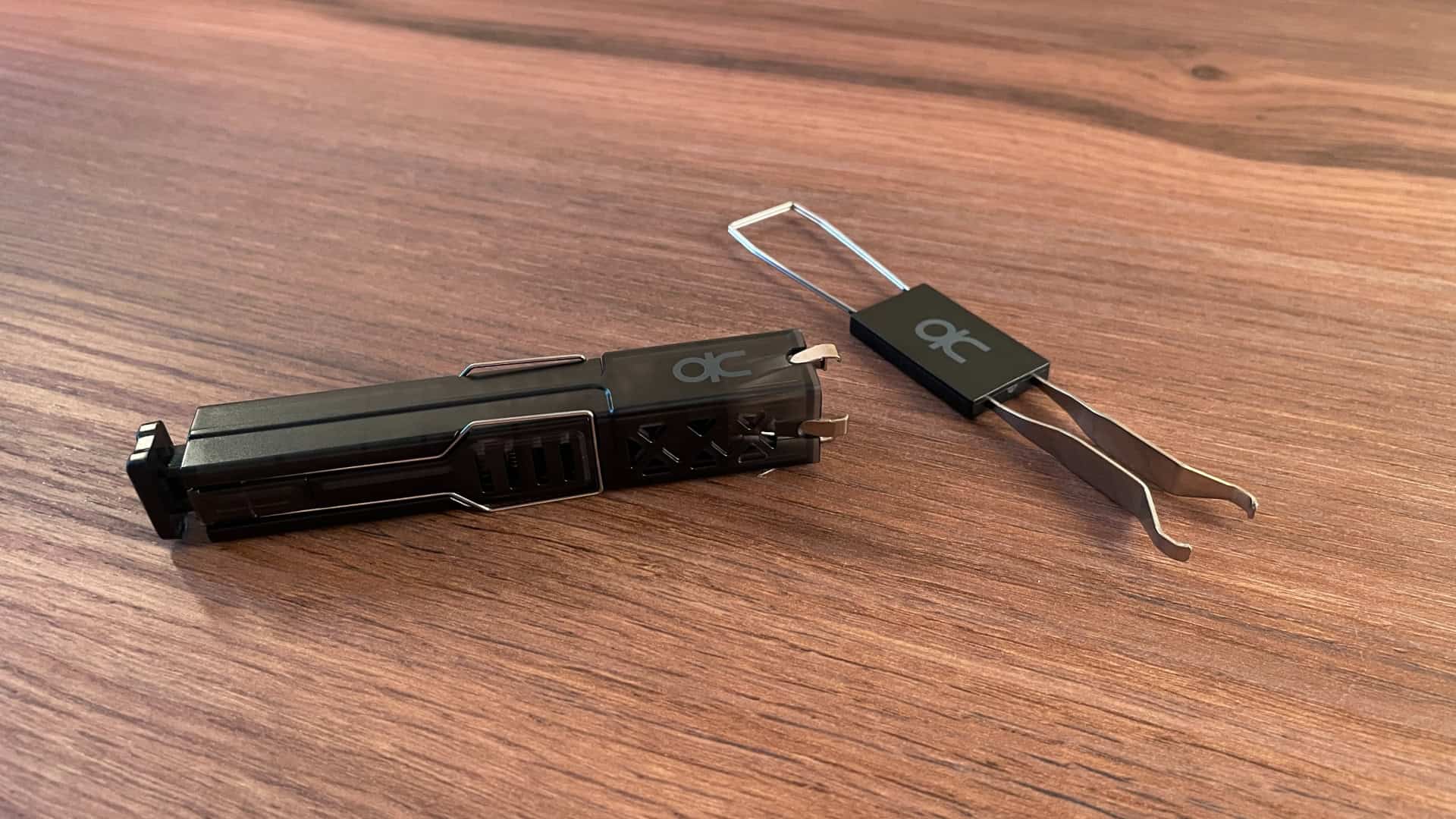 Two pullers included with the ATK x QwertyKeys Hex80.