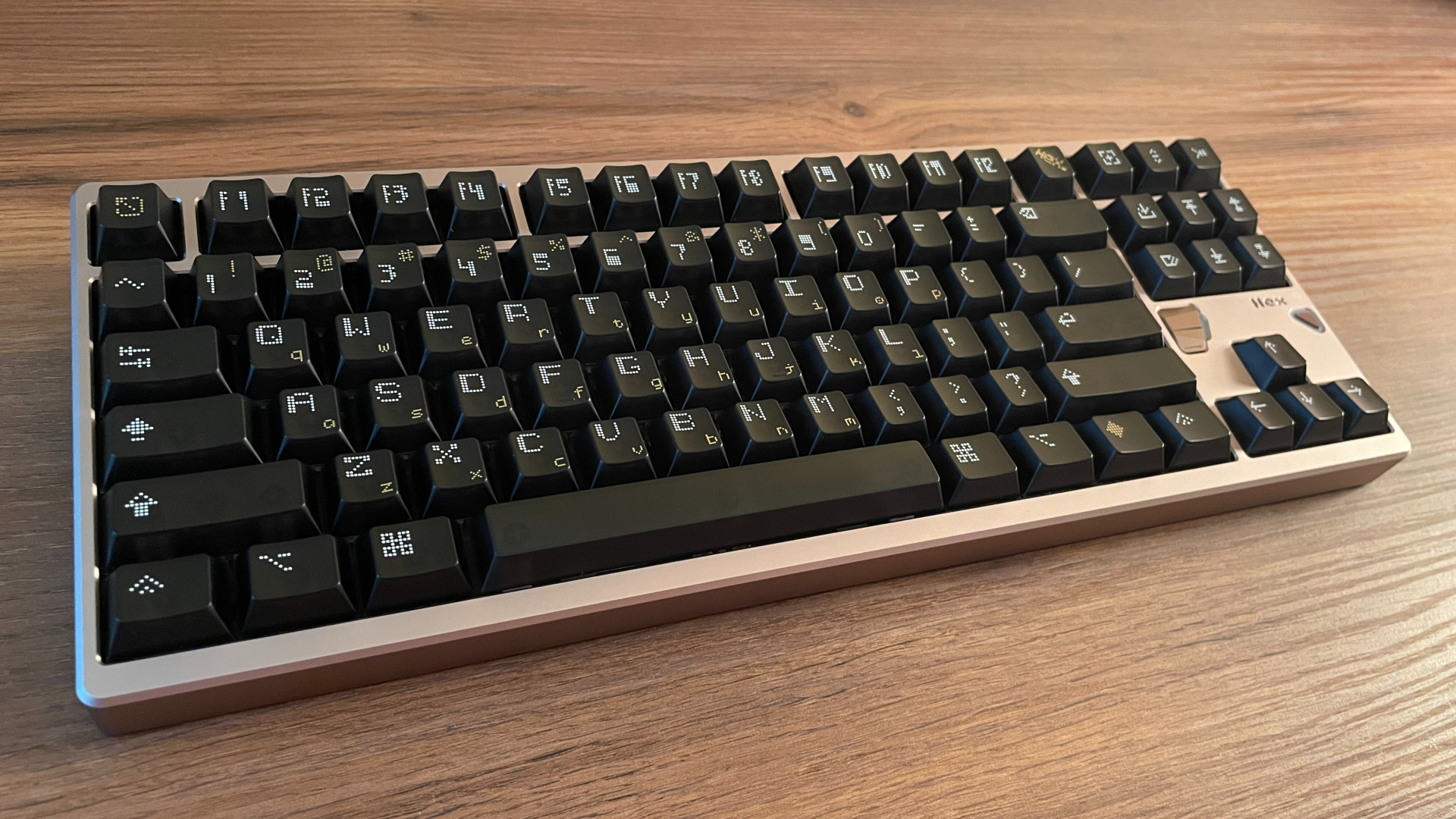 ATK x QwertyKeys Hex80 Review – Endgame Hall Effect Keyboard? 24 Top-down view of the ATK x QwertyKeys Hex80 with its keycaps installed, showing the overall layout and appearance.