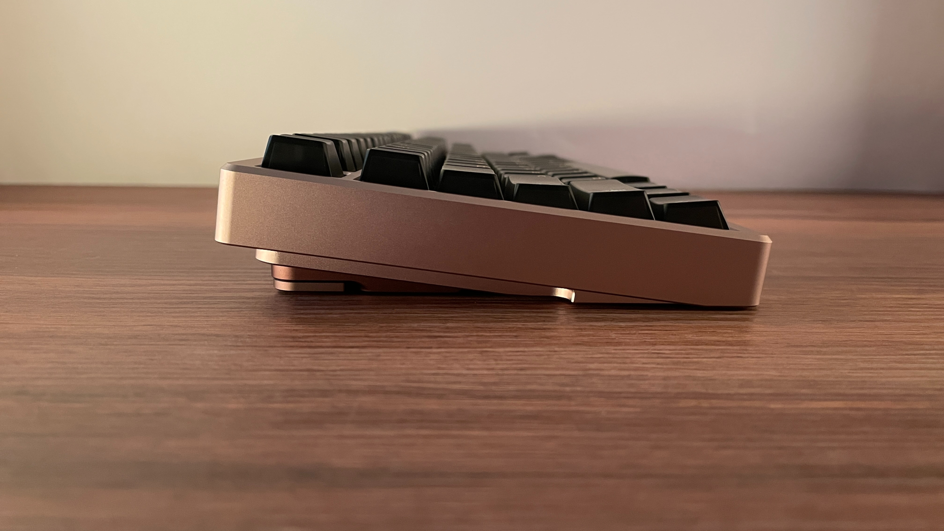 ATK x QwertyKeys Hex80 Review – Endgame Hall Effect Keyboard? 12 Side profile of the ATK x QwertyKeys Hex80, showing the shape and contours of its aluminum case.