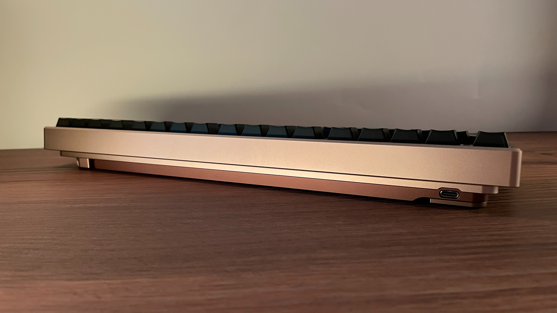 ATK x QwertyKeys Hex80 Review – Endgame Hall Effect Keyboard? 13 Rear view of the ATK x QwertyKeys Hex80, showing the back of the aluminum case and its design details.