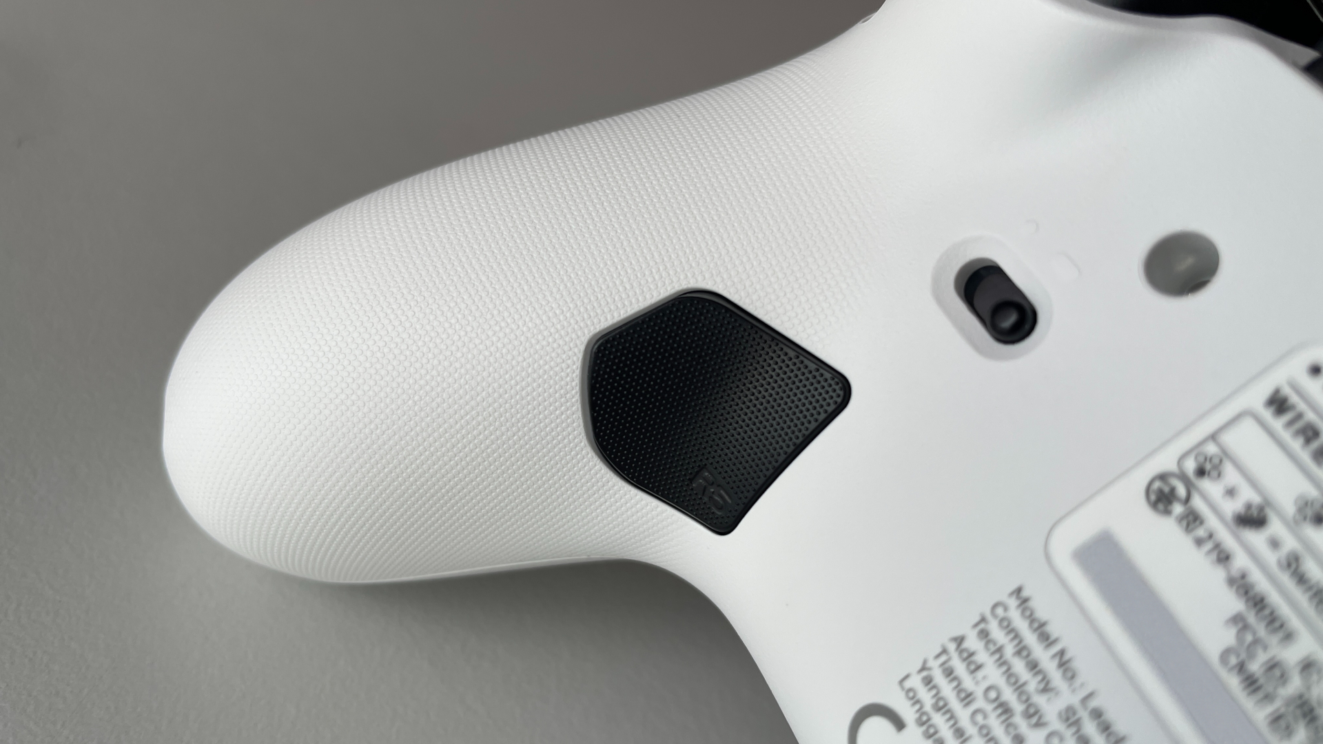 Leadjoy Saber Plus Review – $60 Symmetrical Controller with JS13 Pro TMR Sticks 7 Close-up of the Leadjoy Saber Plus grips, showing their textured surface.