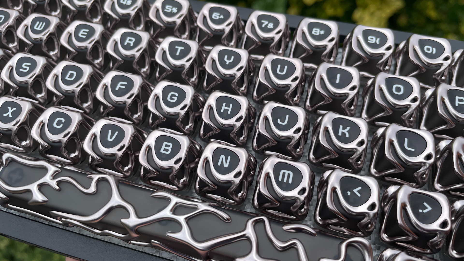 XVX Venom V2 Review – The Most Unique-Looking Keycaps? 10 Close-up of the XVX Venom V2 keycaps showing the legends and their finish.