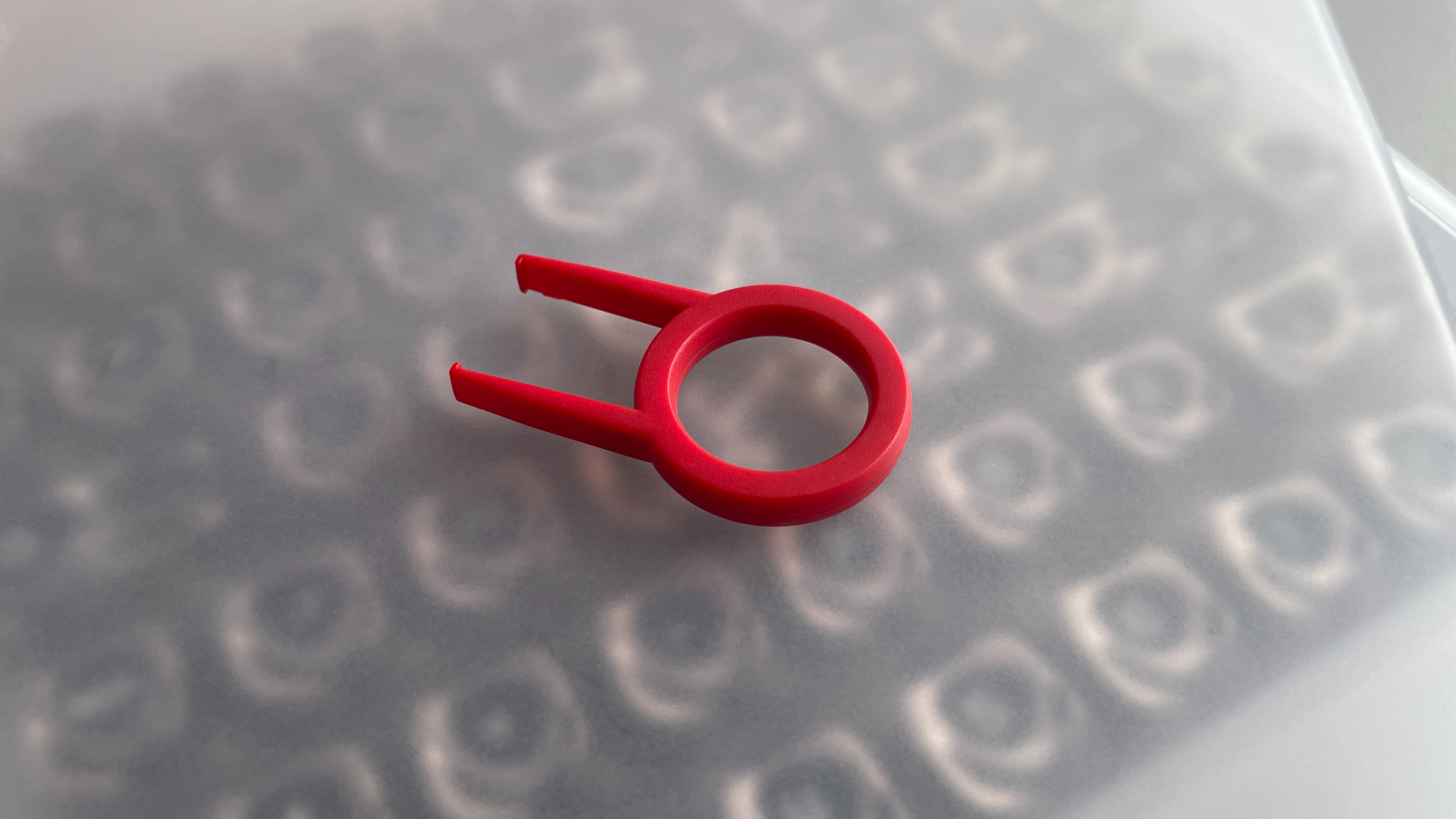 XVX Venom V2 Review – The Most Unique-Looking Keycaps? 5 Basic plastic keycap puller included with the XVX Venom V2 keycap set.