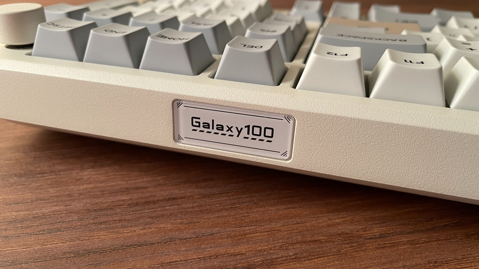Epomaker Galaxy100 Review – A $100 Aluminum Keyboard with a Numpad and a Knob! 17 Close-up of the rear accent piece on the Epomaker Galaxy100 keyboard.