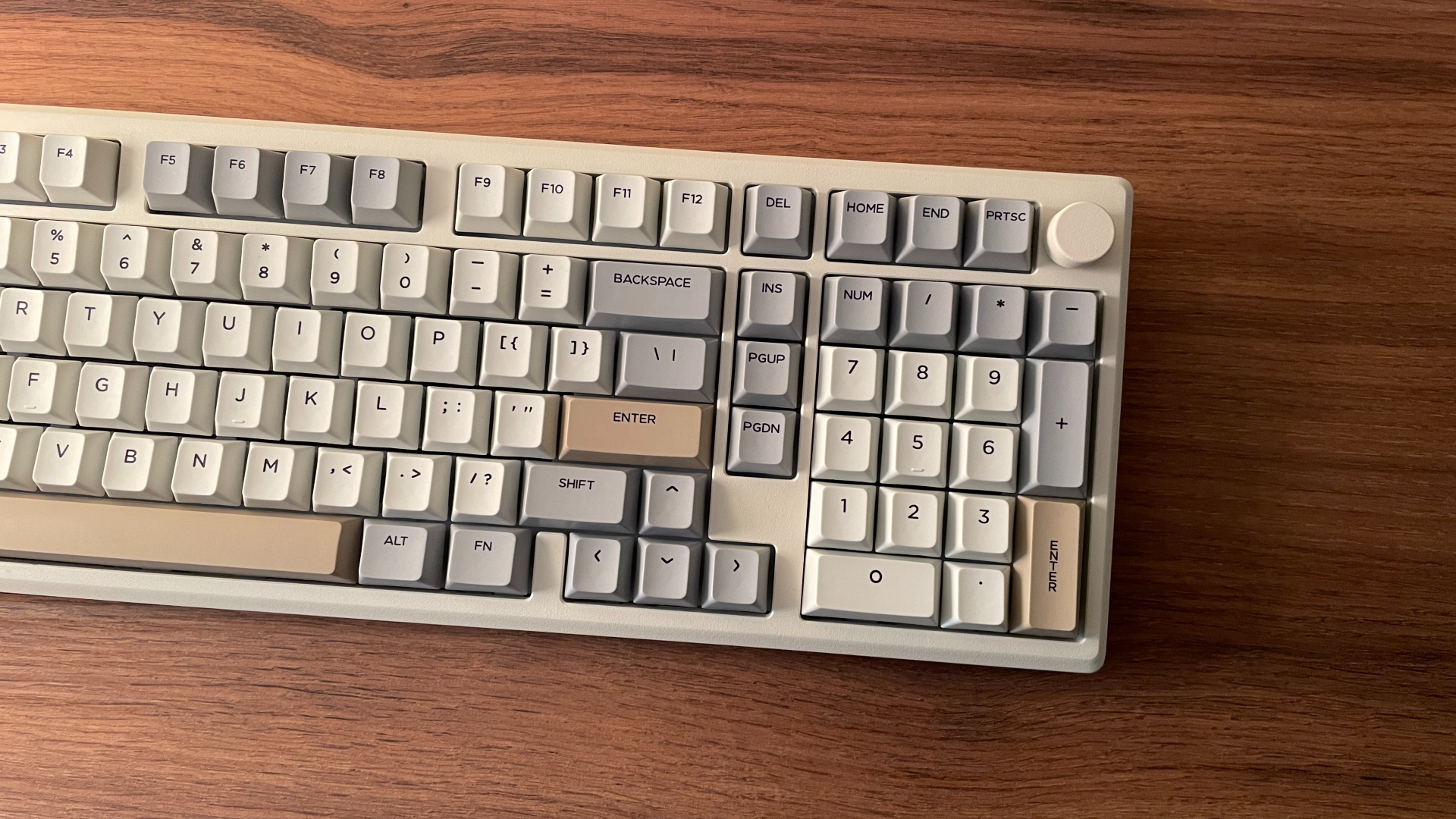 Epomaker Galaxy100 Review – A $100 Aluminum Keyboard with a Numpad and a Knob! 18 Epomaker Galaxy100 mechanical keyboard shown from an angled view, highlighting its 98% layout and aluminum case.