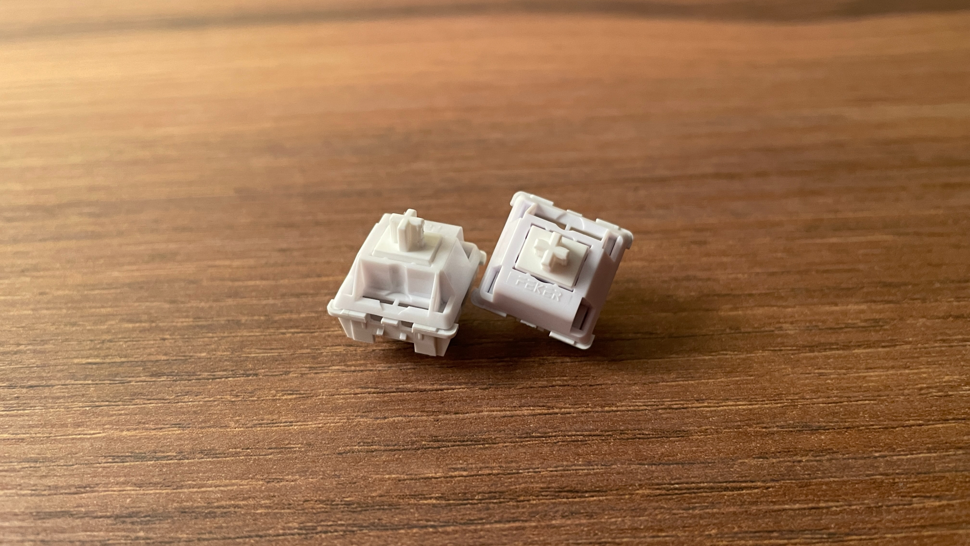 Epomaker Galaxy100 Review – A $100 Aluminum Keyboard with a Numpad and a Knob! 15 Close-up of the Feker Marble mechanical switches.