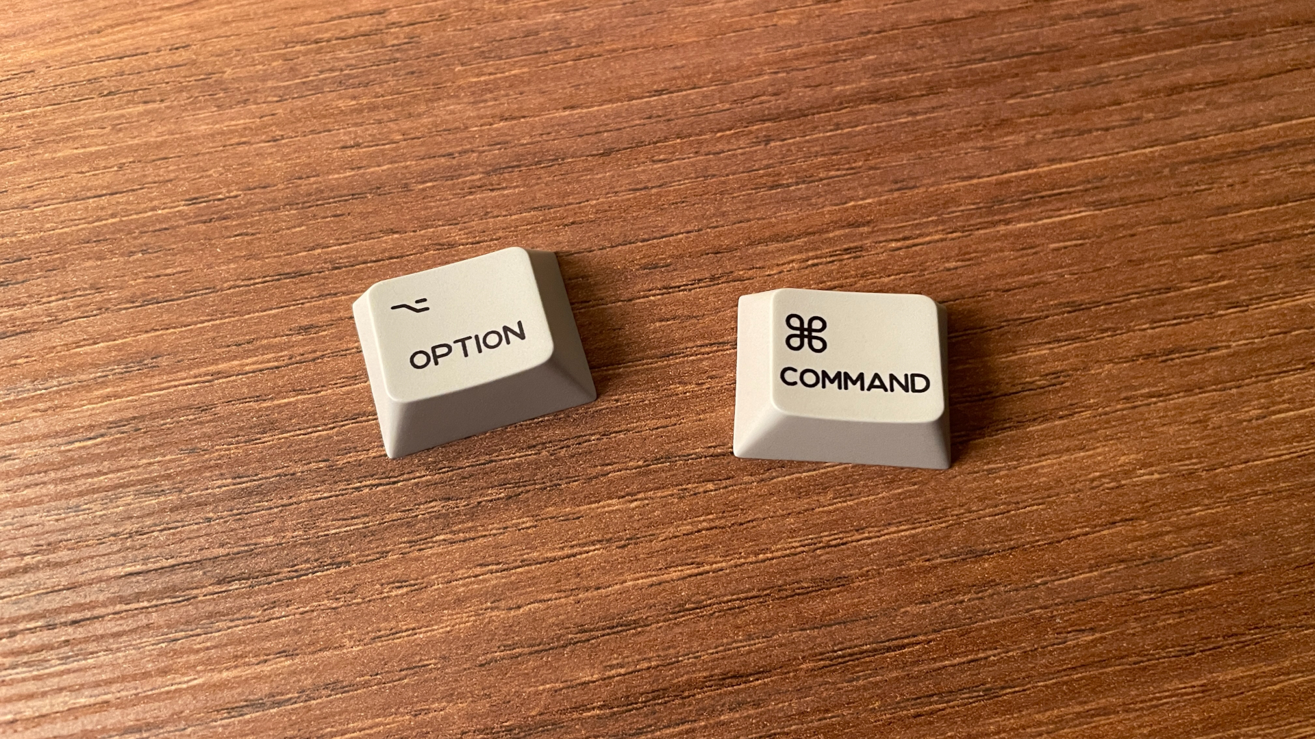 Epomaker Galaxy100 Review – A $100 Aluminum Keyboard with a Numpad and a Knob! 14 Additional Mac-specific modifier keycaps included with the Epomaker Galaxy100.