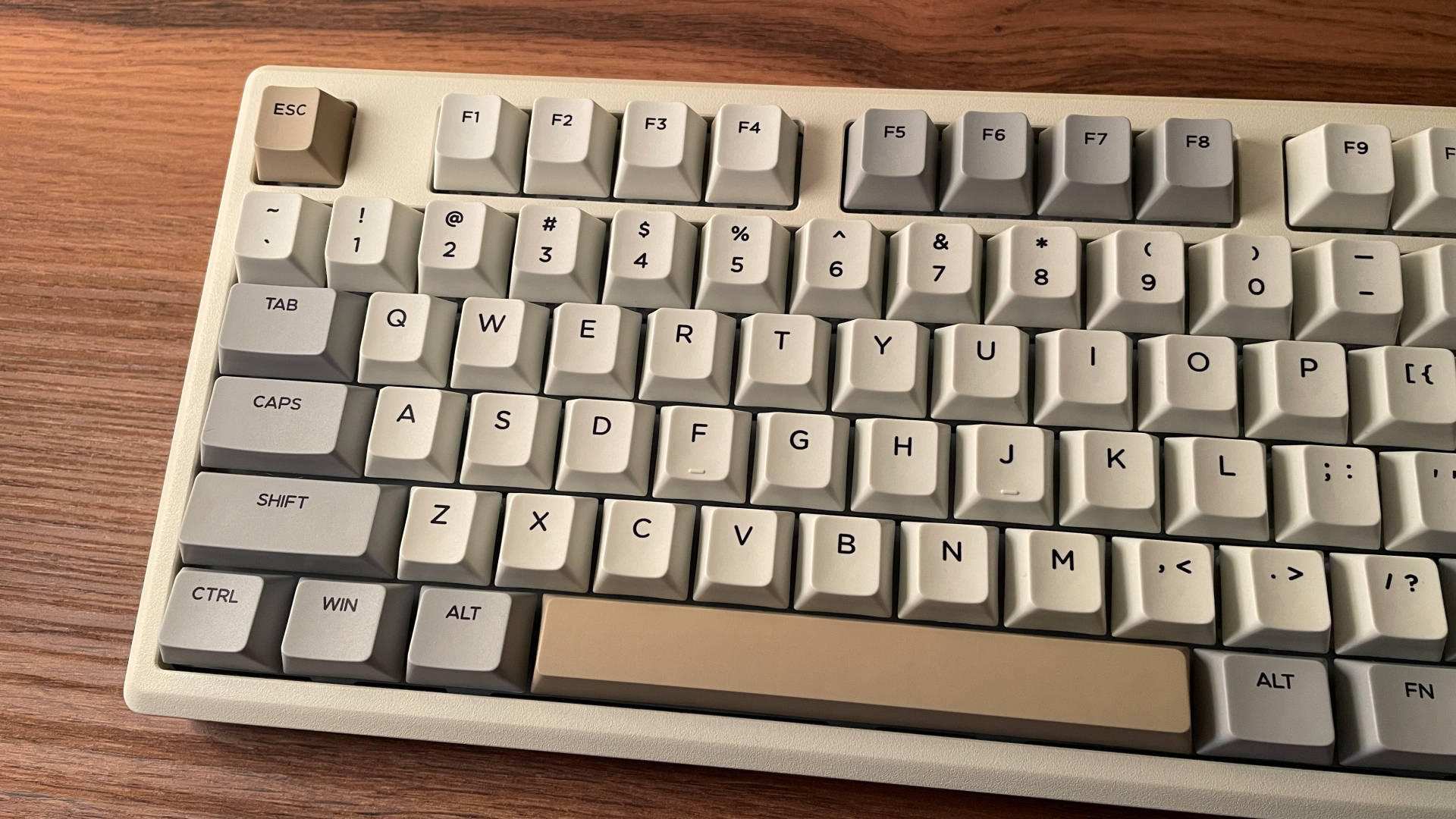 Epomaker Galaxy100 Review – A $100 Aluminum Keyboard with a Numpad and a Knob! 12 Close-up of the keycaps on the Epomaker Galaxy100 keyboard.