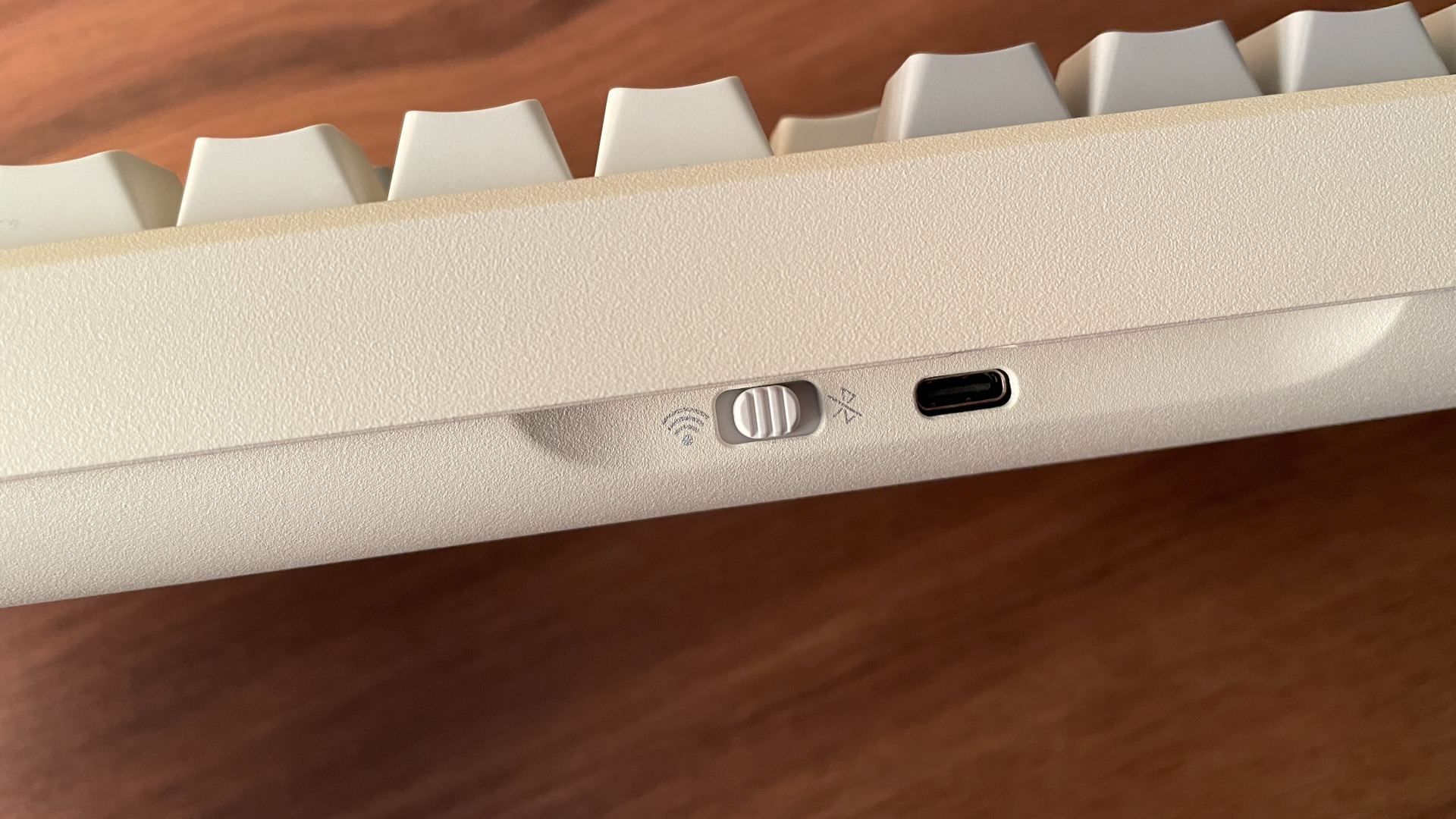 Epomaker Galaxy100 Review – A $100 Aluminum Keyboard with a Numpad and a Knob! 9 Dedicated physical connection mode switch on the back of the Epomaker Galaxy100.