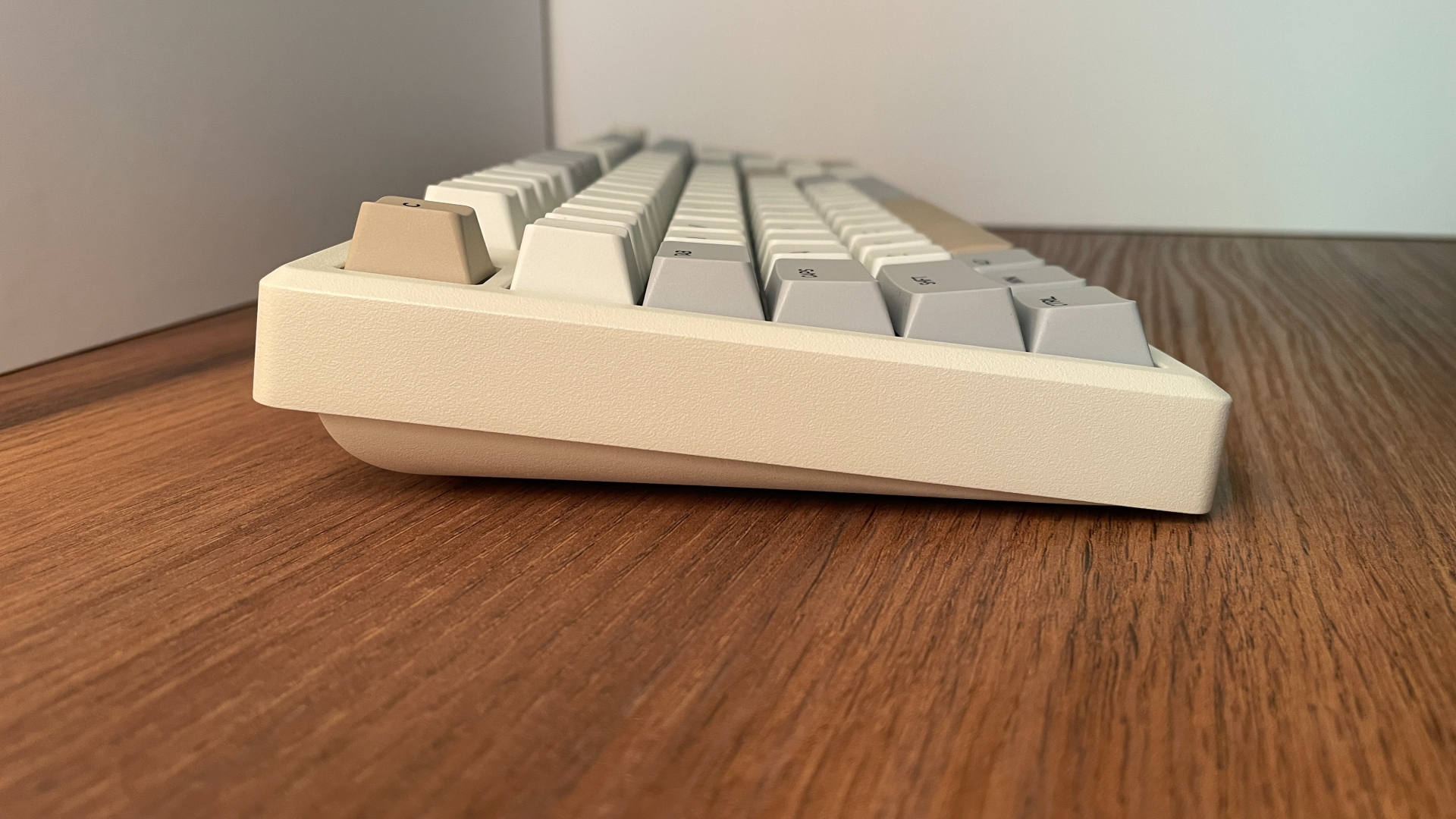 Epomaker Galaxy100 Review – A $100 Aluminum Keyboard with a Numpad and a Knob! 7 Side view of the Epomaker Galaxy100 showing its case profile and typing angle.