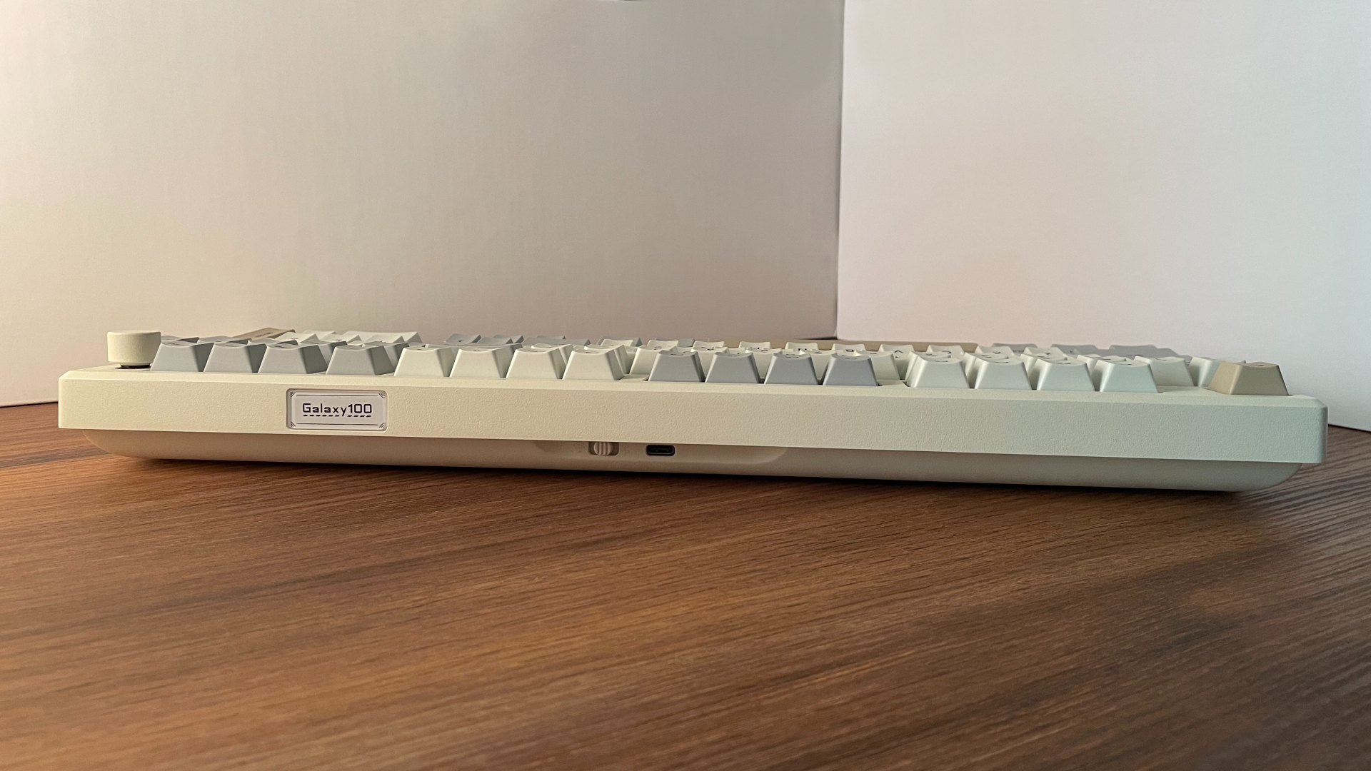 Epomaker Galaxy100 Review – A $100 Aluminum Keyboard with a Numpad and a Knob! 6 Back view of the Epomaker Galaxy100 showing the back edge and connection area.