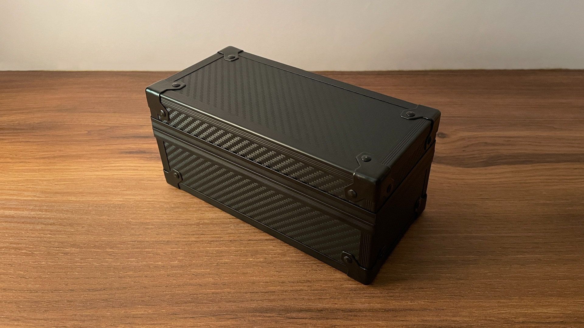 ATK Ghost Review – A Distinctive Take on the Lightweight Carbon Fiber Gaming Mouse 3 Carbon fiber-textured storage case included with the ATK Ghost gaming mouse.
