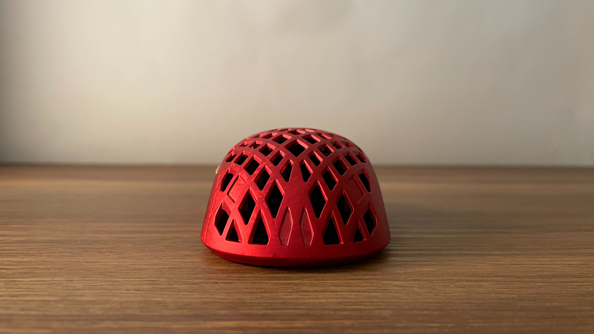ATK Ghost Review – A Distinctive Take on the Lightweight Carbon Fiber Gaming Mouse 11 Rear view of the ATK Ghost gaming mouse showing the shape and curvature of the shell.