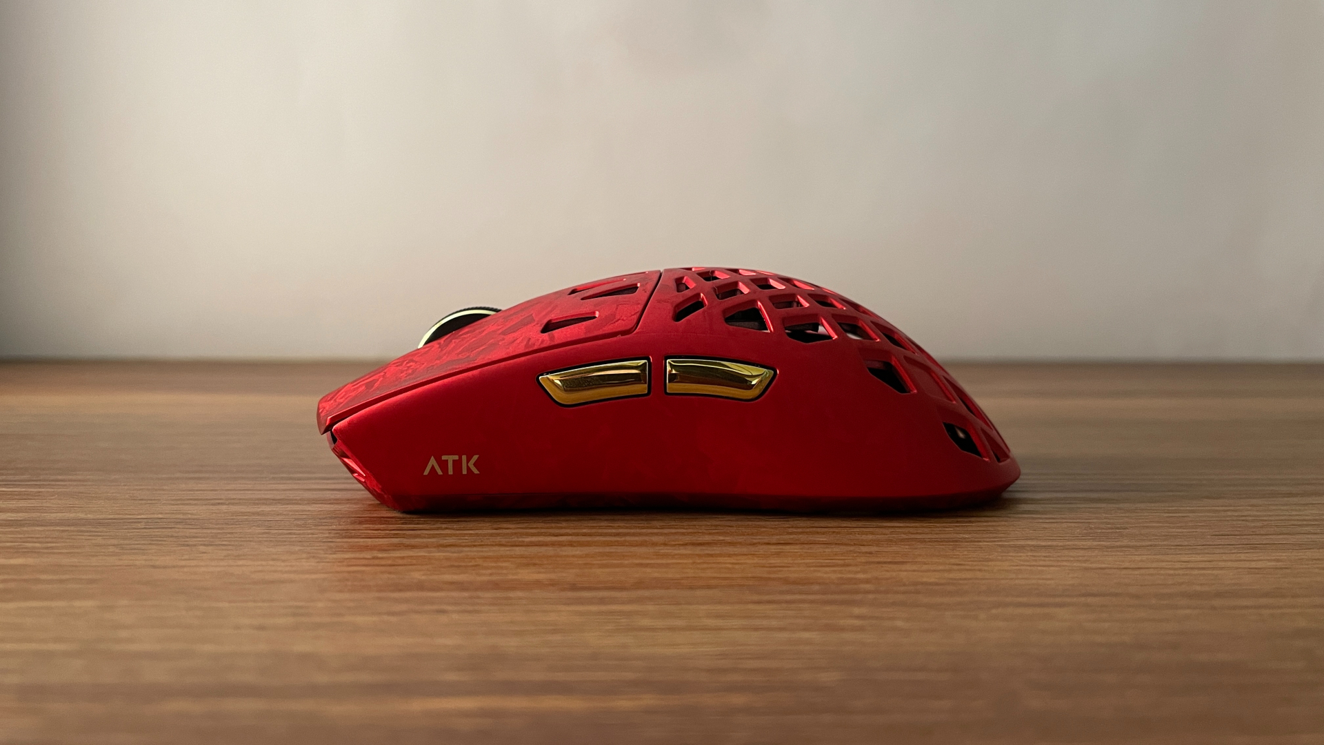 ATK Ghost Review – A Distinctive Take on the Lightweight Carbon Fiber Gaming Mouse 8 Left-side profile of the ATK Ghost gaming mouse showing the two side buttons.