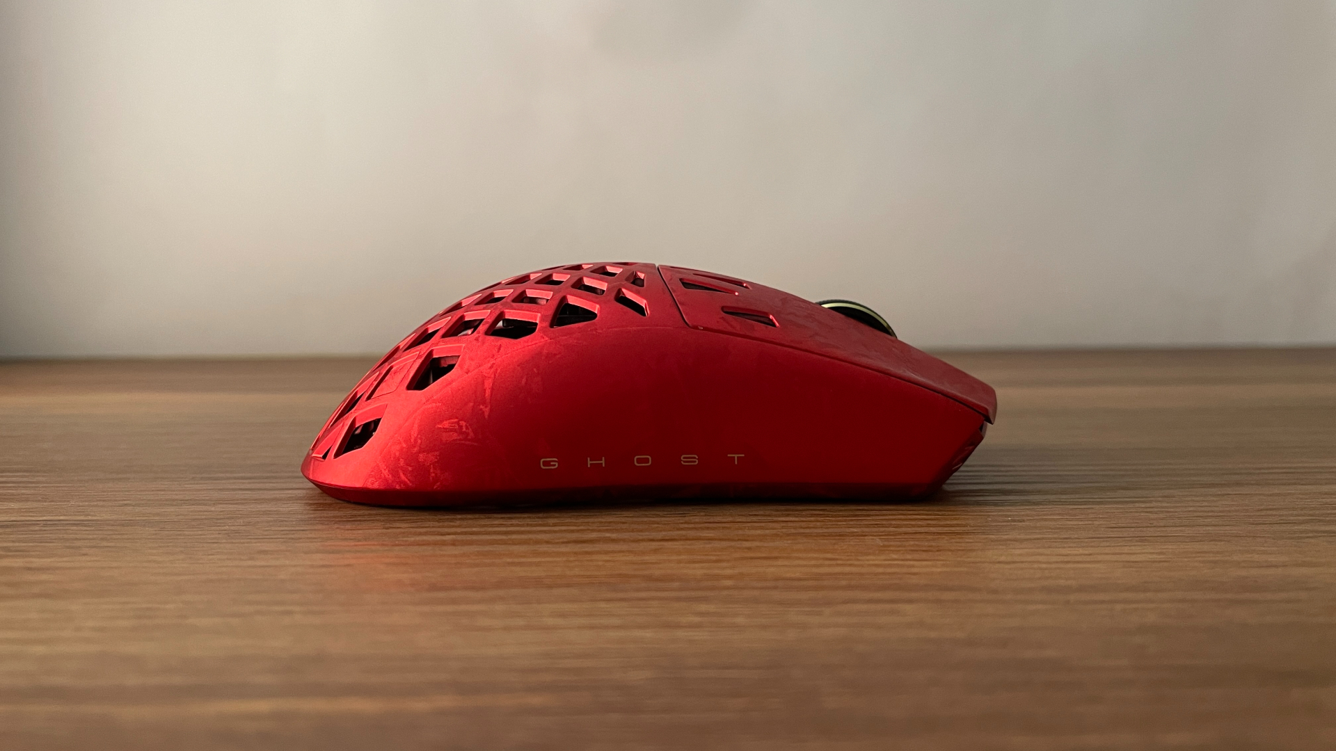 ATK Ghost Review – A Distinctive Take on the Lightweight Carbon Fiber Gaming Mouse 9 Right-side profile of the ATK Ghost gaming mouse.