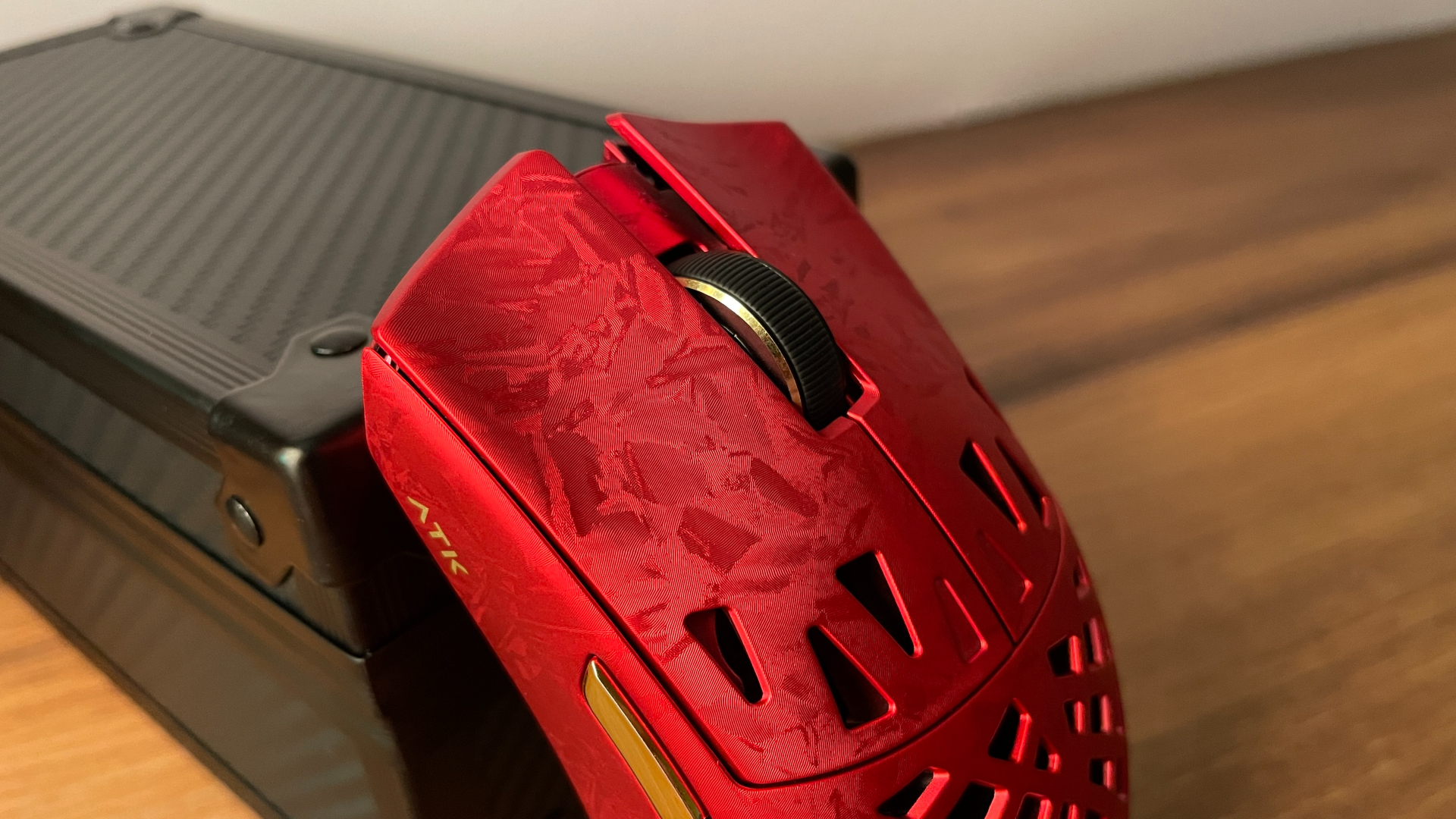 ATK Ghost Review – A Distinctive Take on the Lightweight Carbon Fiber Gaming Mouse 17 Close-up of the ATK Ghost gaming mouse highlighting the scroll wheel and center section.