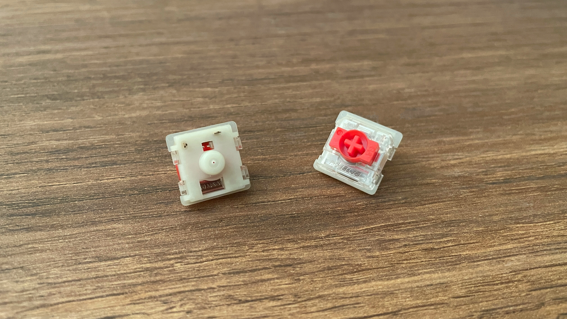 Epomaker Carbon60 Review – A Portable Low-Profile Keyboard with a Carbon Fiber Case 17 Gateron Red low-profile mechanical switches used in the Epomaker Carbon60.