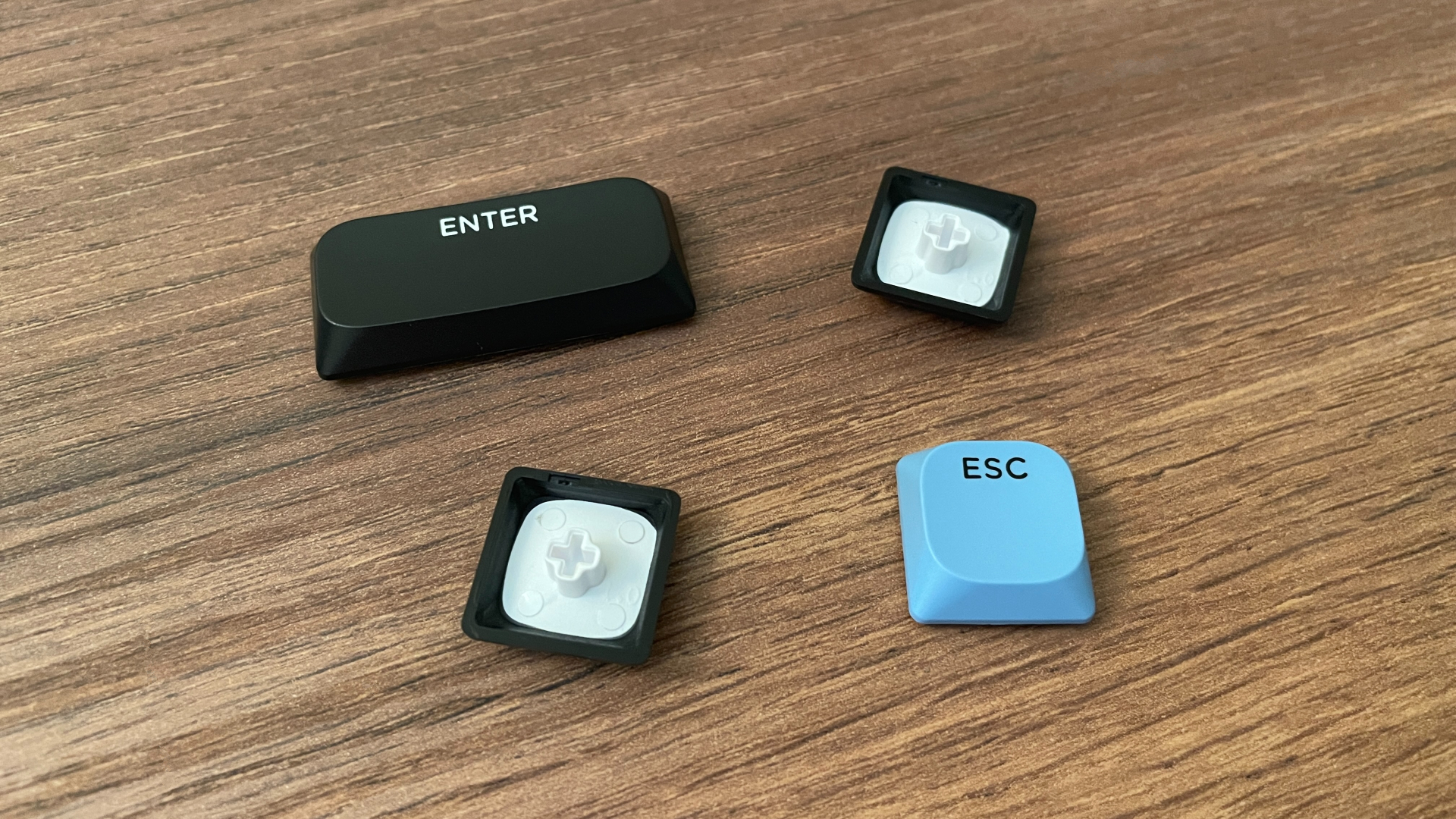 Epomaker Carbon60 Review – A Portable Low-Profile Keyboard with a Carbon Fiber Case 15 Underside view of the Epomaker Carbon60 low-profile keycaps showing their internal structure.