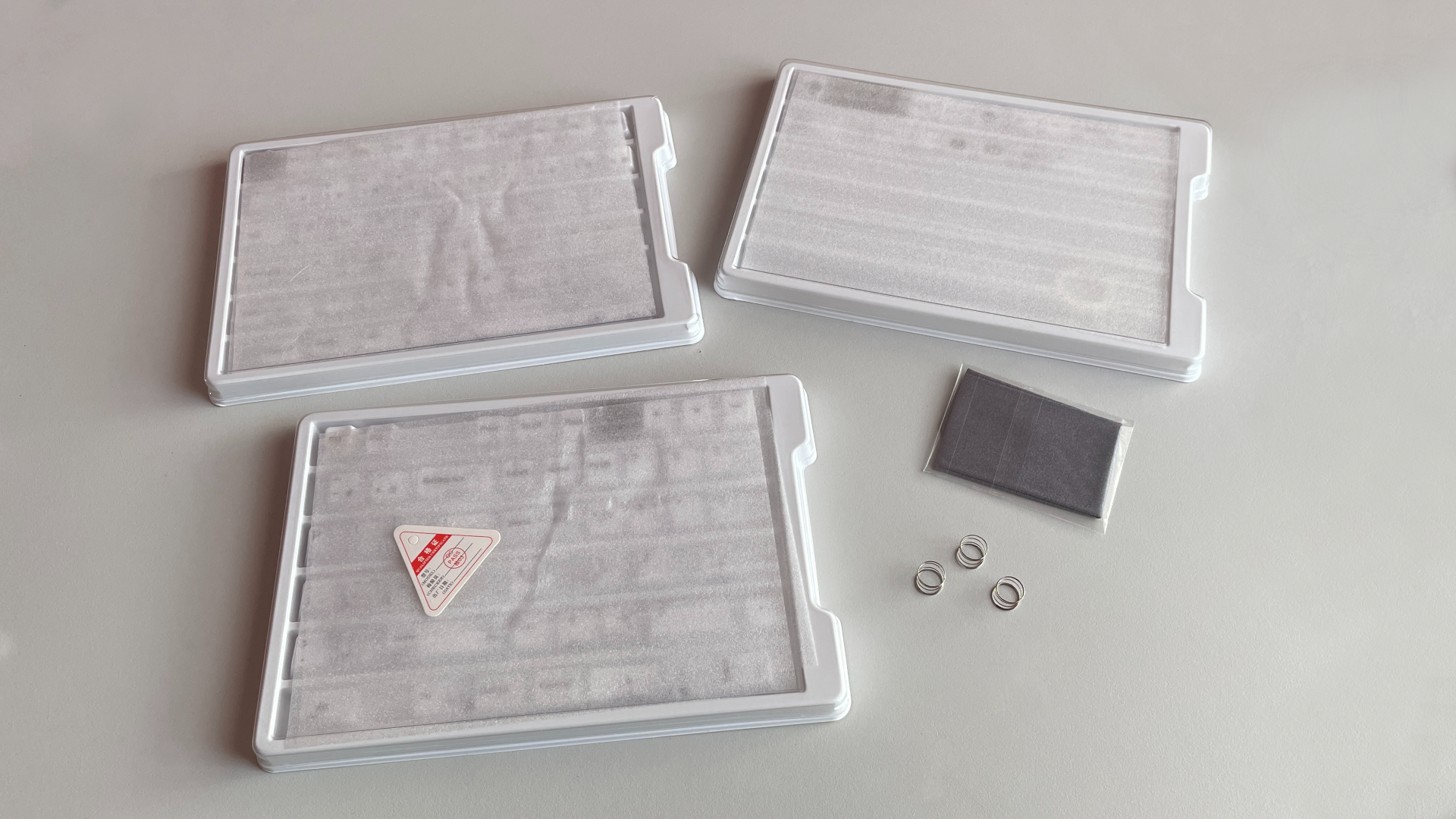 XVX Ceramic Keycaps Review: Year of the Horse Keycap Set 4 XVX Year of the Horse ceramic keycaps and included accessories.