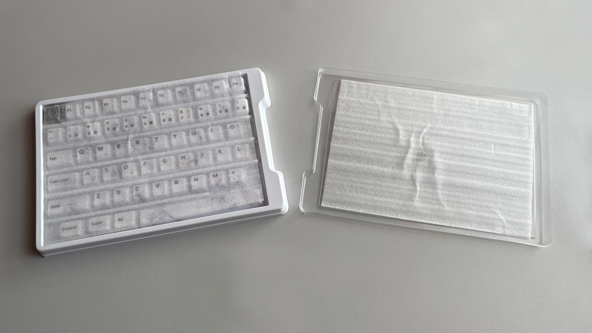 XVX Ceramic Keycaps Review: Year of the Horse Keycap Set 5 Storage tray for the XVX Year of the Horse ceramic keycaps.