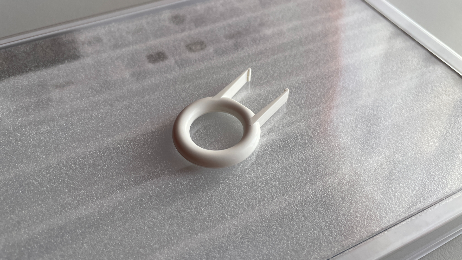 XVX Ceramic Keycaps Review: Year of the Horse Keycap Set 7 Basic keycap puller included with the XVX Year of the Horse ceramic keycap set.