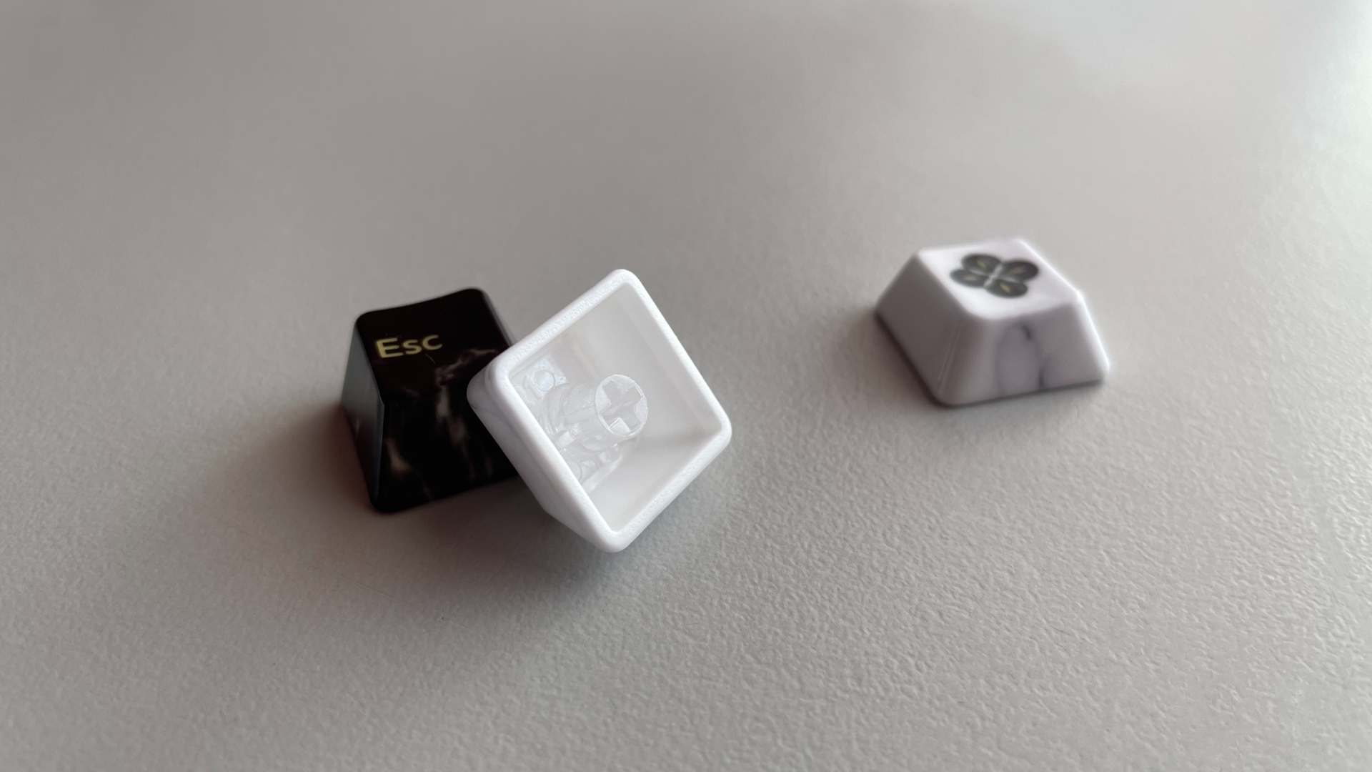 XVX Ceramic Keycaps Review: Year of the Horse Keycap Set 13 Underside of an XVX Year of the Horse ceramic keycap, showing its transparent polycarbonate stem.