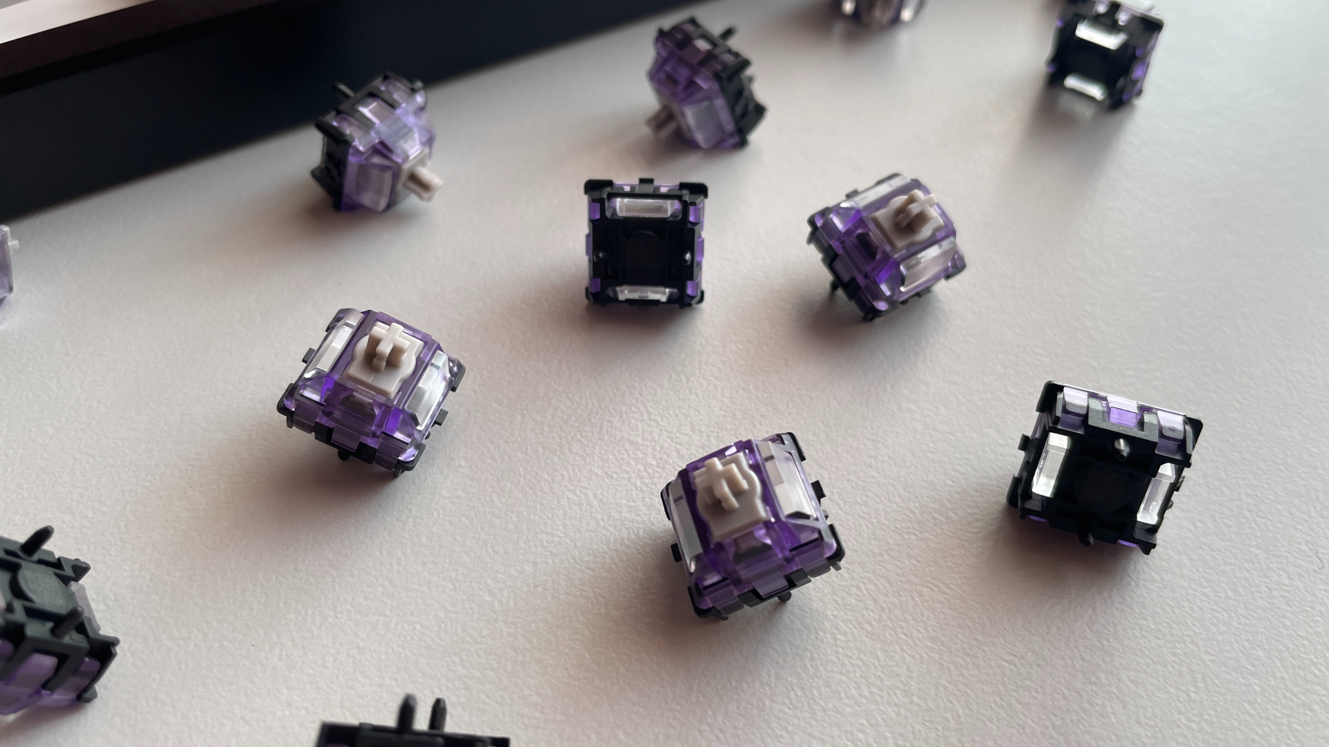 XVX Ceramic Keycaps Review: Year of the Horse Keycap Set 22 XVX x GATERON Pandora Magnetic Jade Pro switches showing their dual light diffusers.
