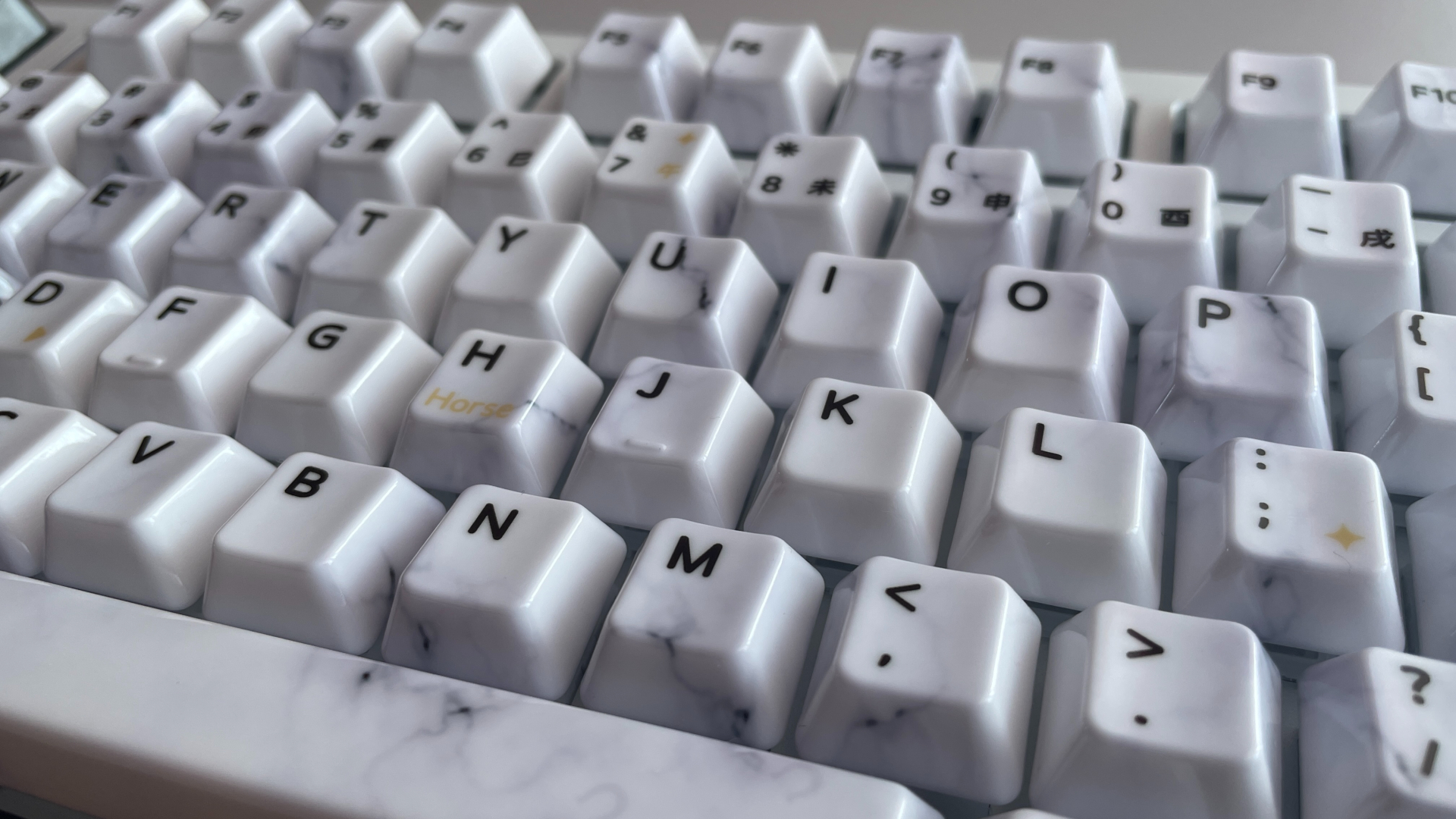 XVX Ceramic Keycaps Review: Year of the Horse Keycap Set 14 J keycap from the XVX Year of the Horse ceramic keycap set, showing its raised homing bar.