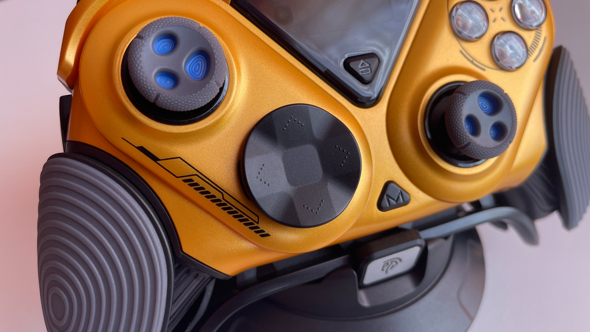 EasySMX Dune 8K Review – A Close Encounter with a One-of-a-Kind Controller 20 EasySMX Dune 8K controller with the faceted disc D-pad cap in focus.