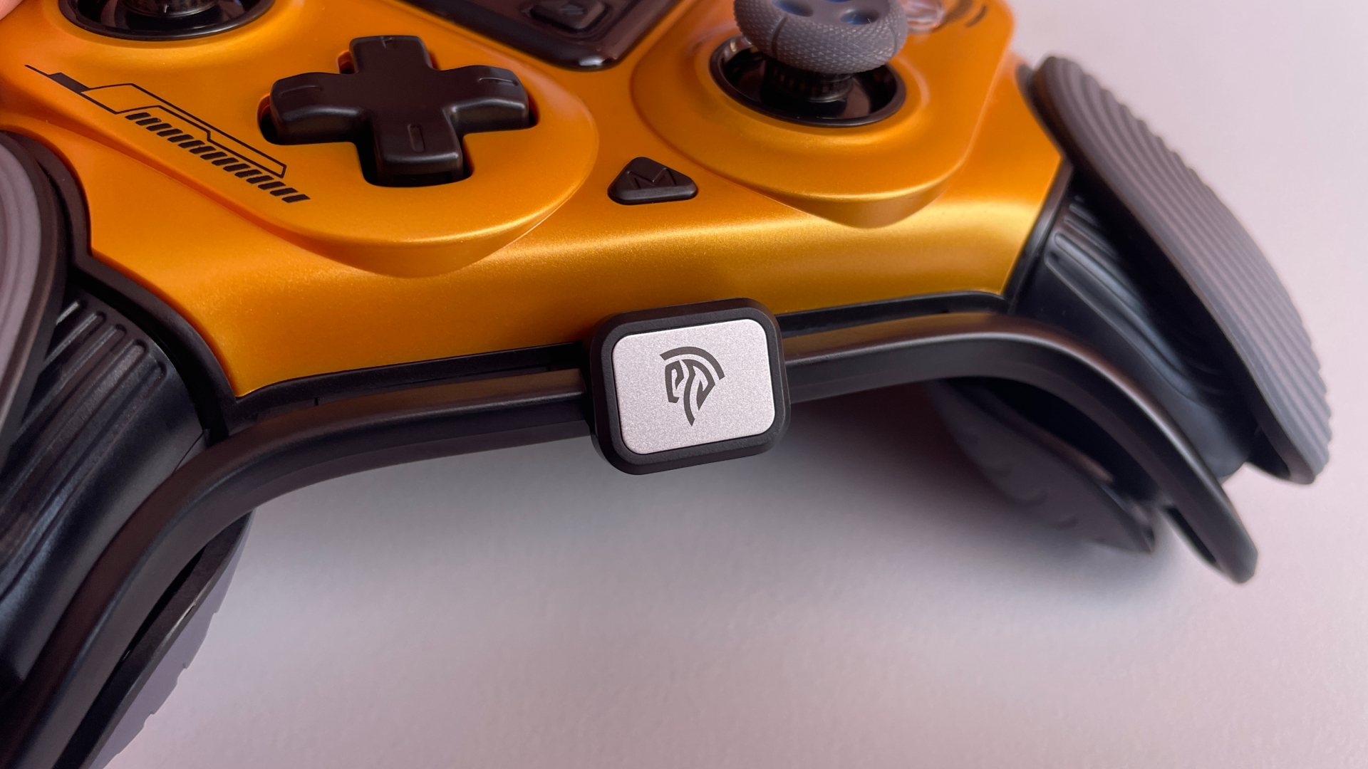 EasySMX Dune 8K Review – A Close Encounter with a One-of-a-Kind Controller 13 Metal badge with the EasySMX logo on the Dune 8K controller.